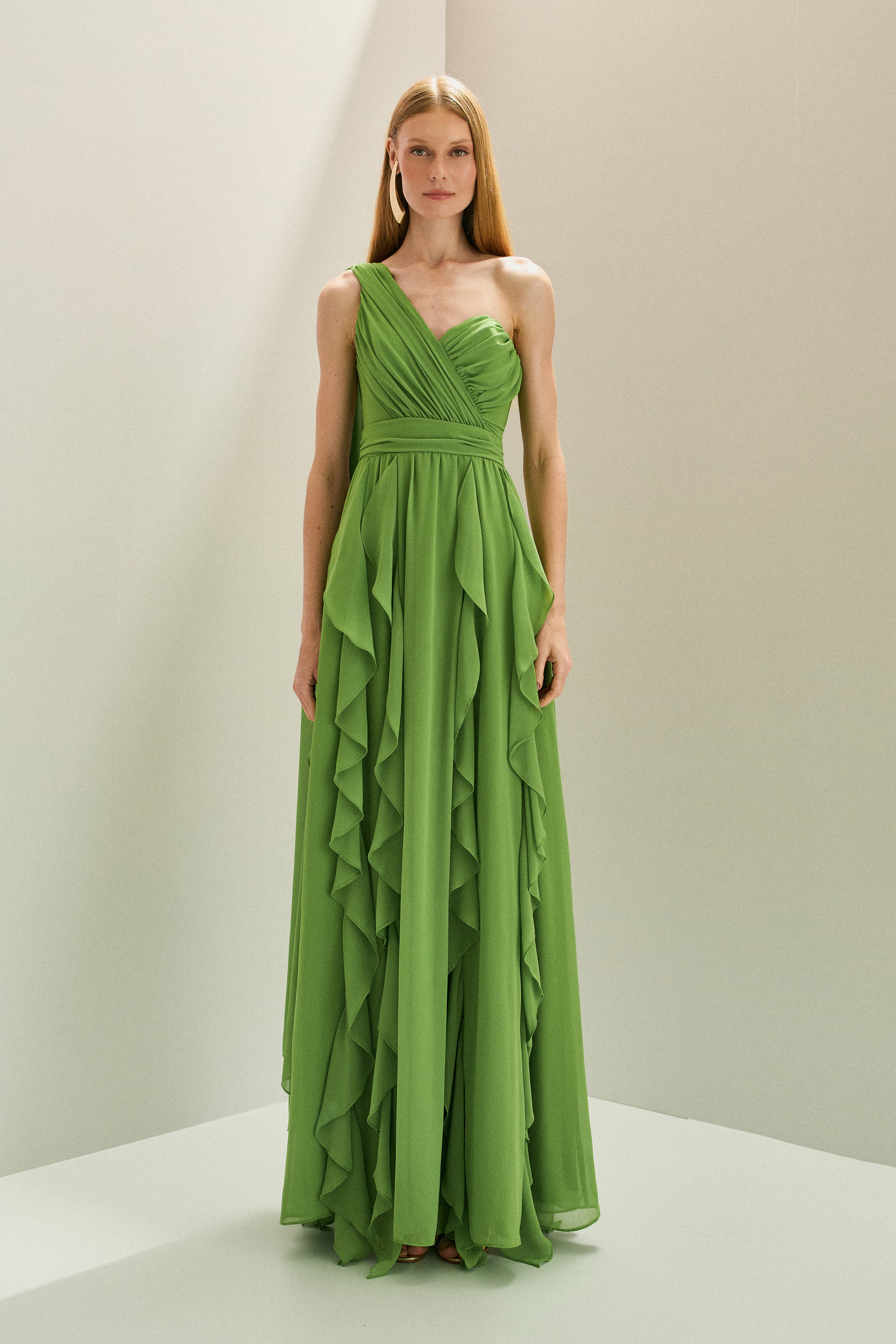 Vestido Longo em Chiffon com Ombro Único e Capa Lateral, Busto Franzido e Saia com Babados em Cascata - Turmalina Verde Claro Pistache