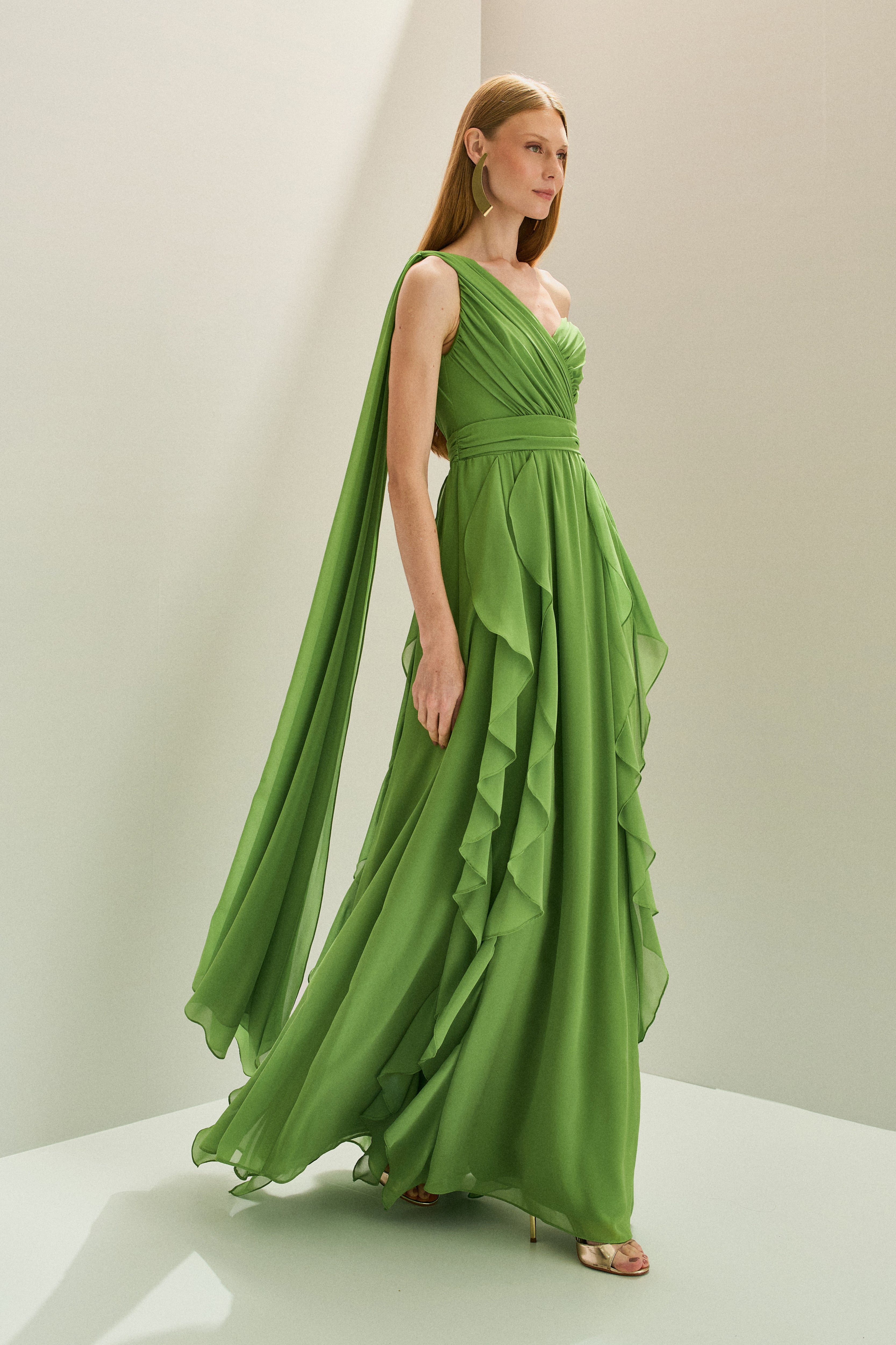 Vestido Longo em Chiffon com Ombro Único e Capa Lateral, Busto Franzido e Saia com Babados em Cascata - Turmalina Verde Claro Pistache