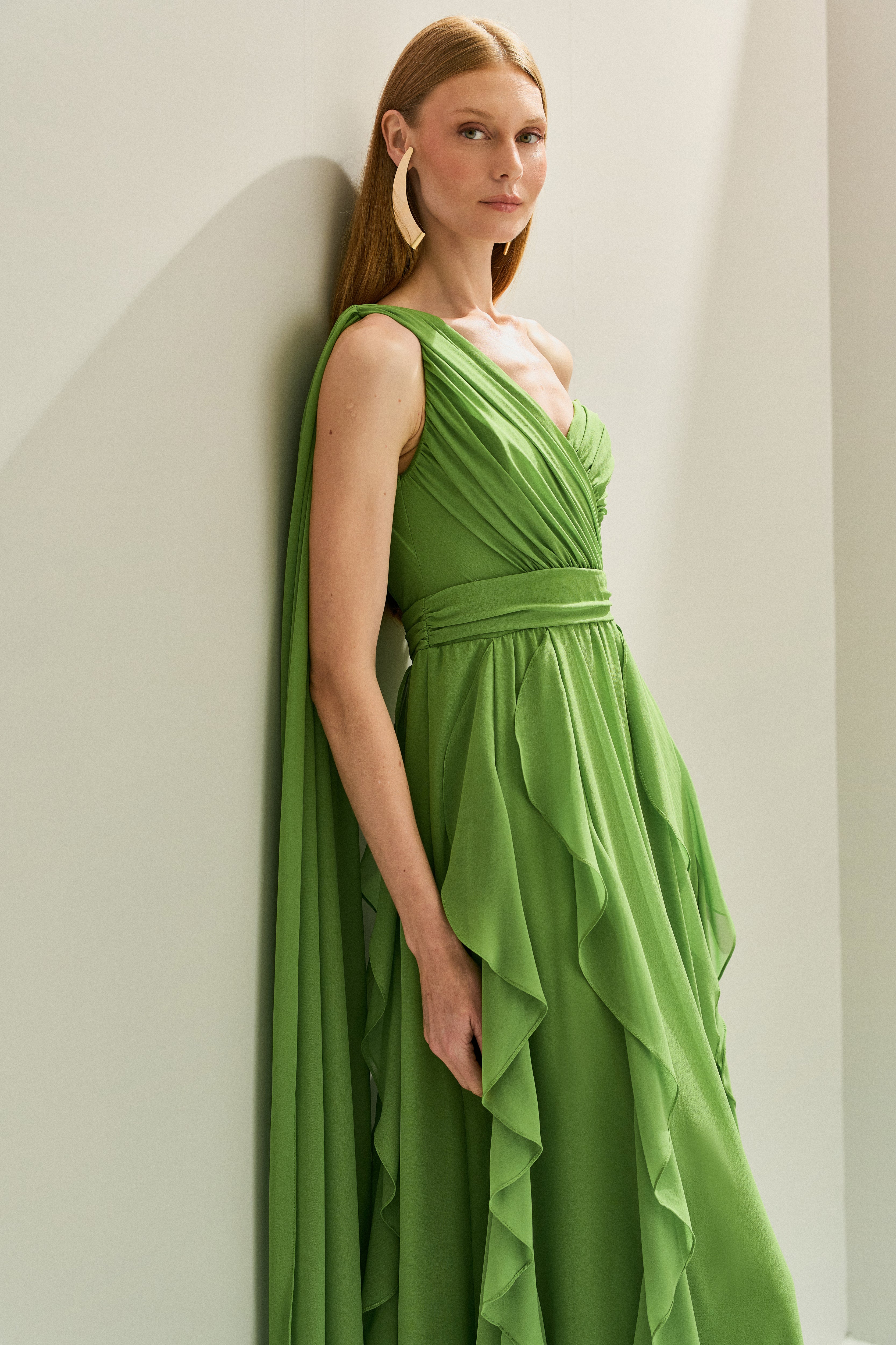 Vestido_Longo_em_Chiffon_com_Ombro_Unico_e_Capa_Lateral_Busto_Franzido_e_Saia_com_Babados_em_Cascata_Turmalina_Verde_Claro_Pistache4.jpg