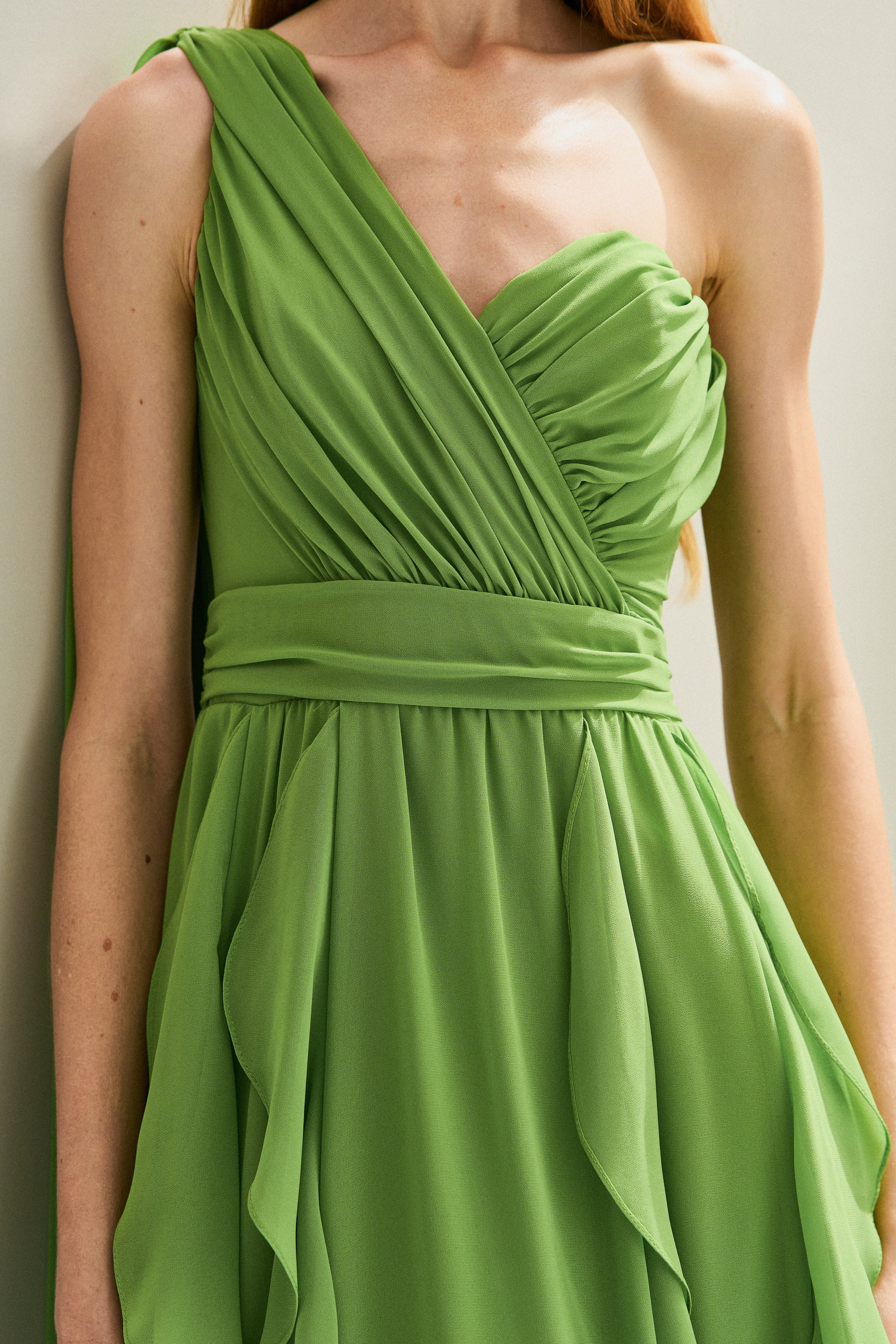 Vestido Longo em Chiffon com Ombro Único e Capa Lateral, Busto Franzido e Saia com Babados em Cascata - Turmalina Verde Claro Pistache