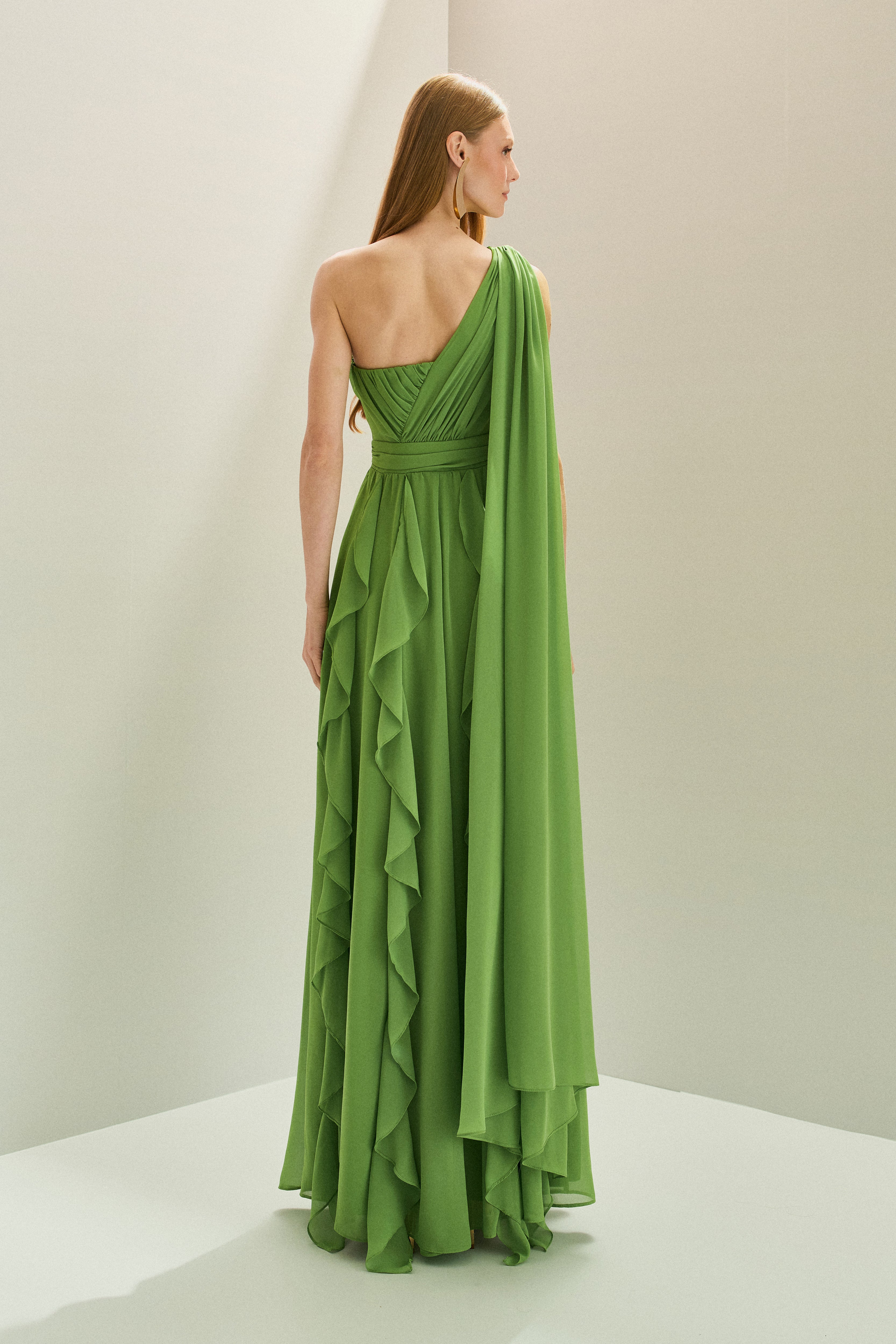 Vestido Longo em Chiffon com Ombro Único e Capa Lateral, Busto Franzido e Saia com Babados em Cascata - Turmalina Verde Claro Pistache