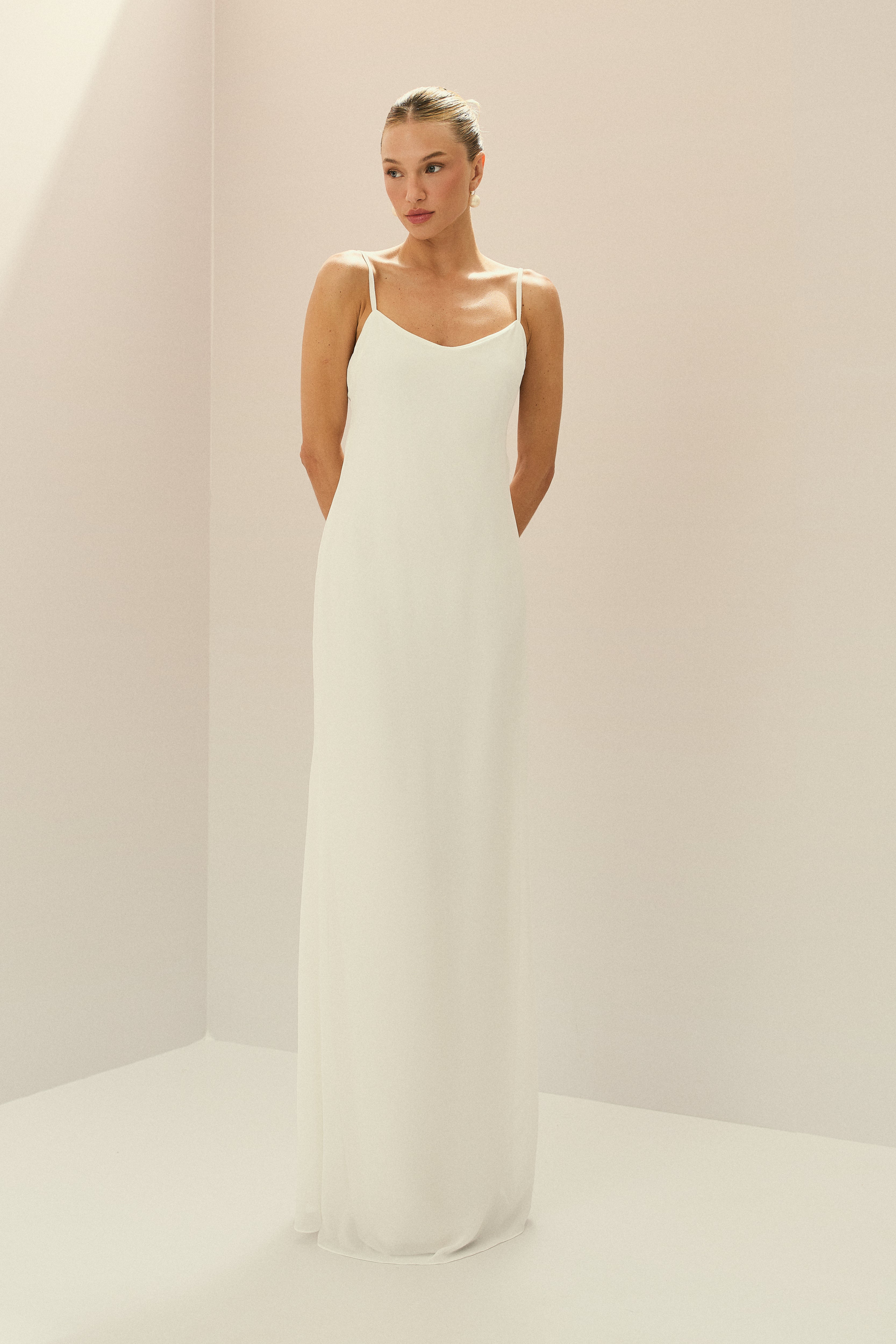 Vestido Longo em Chiffon com Shape Sereia, Costas Abertas, Cauda e Capa Removível - Lior Off White
