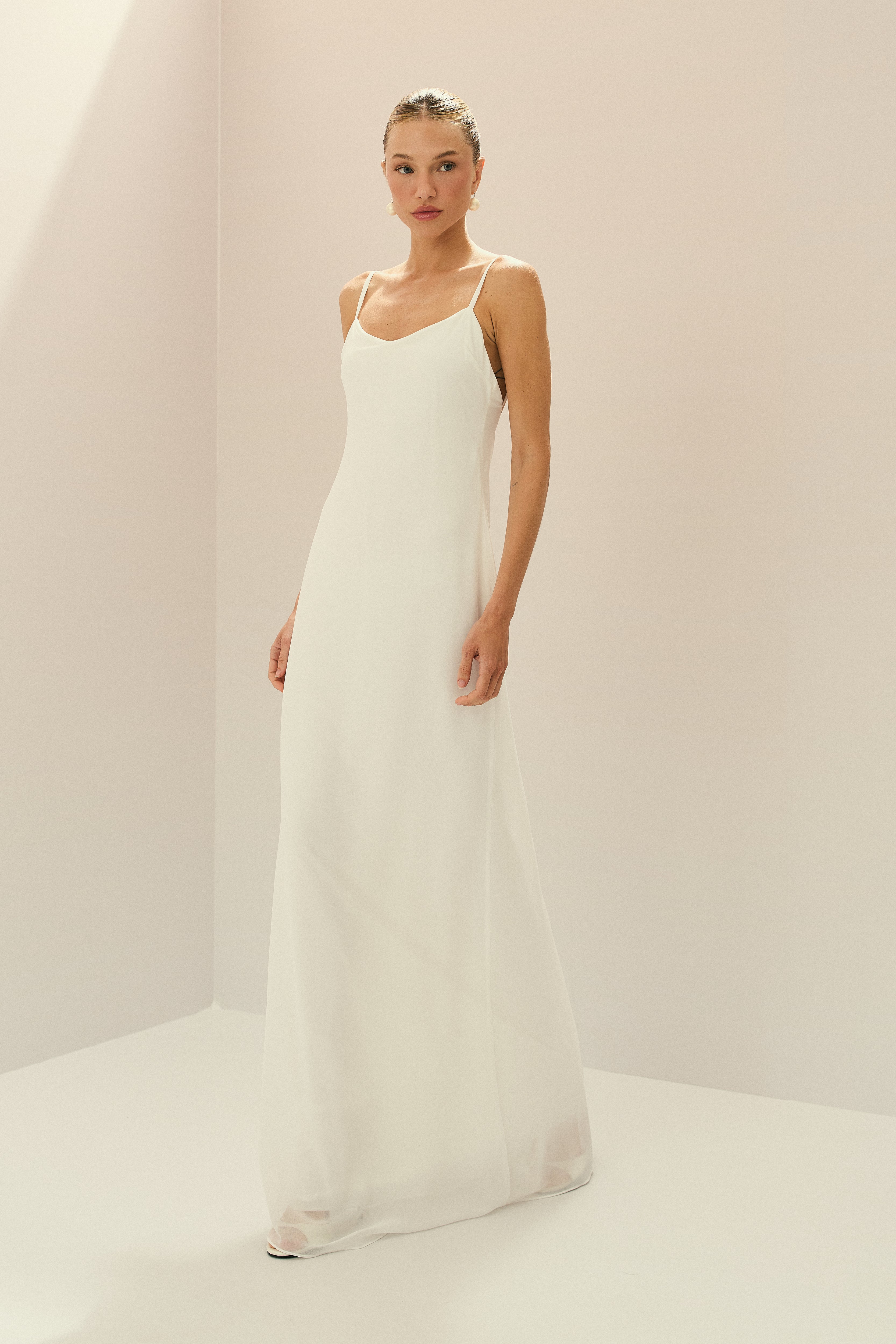 Vestido Longo em Chiffon com Shape Sereia, Costas Abertas, Cauda e Capa Removível - Lior Off White