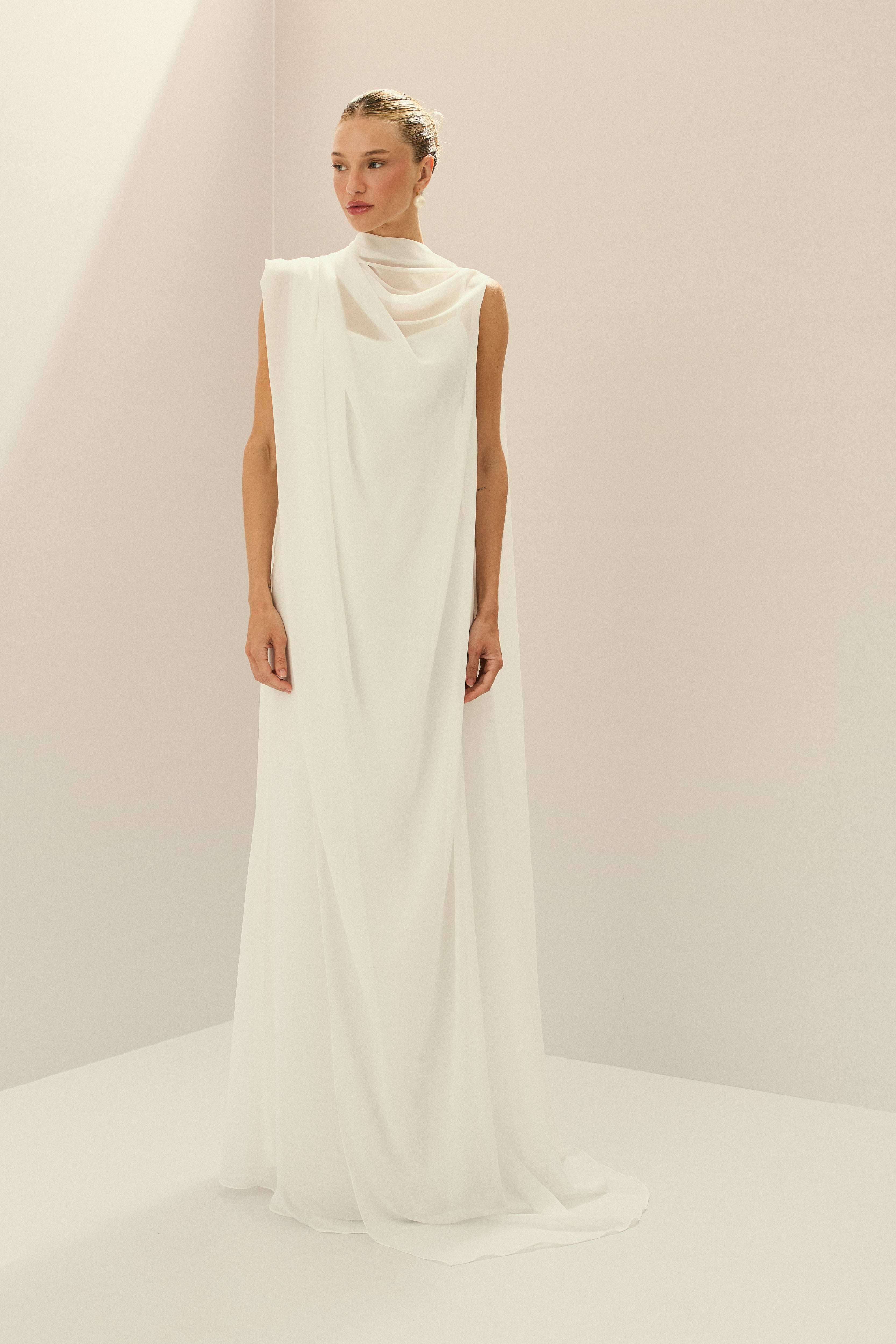 Vestido Longo em Chiffon com Shape Sereia, Costas Abertas, Cauda e Capa Removível - Lior Off White