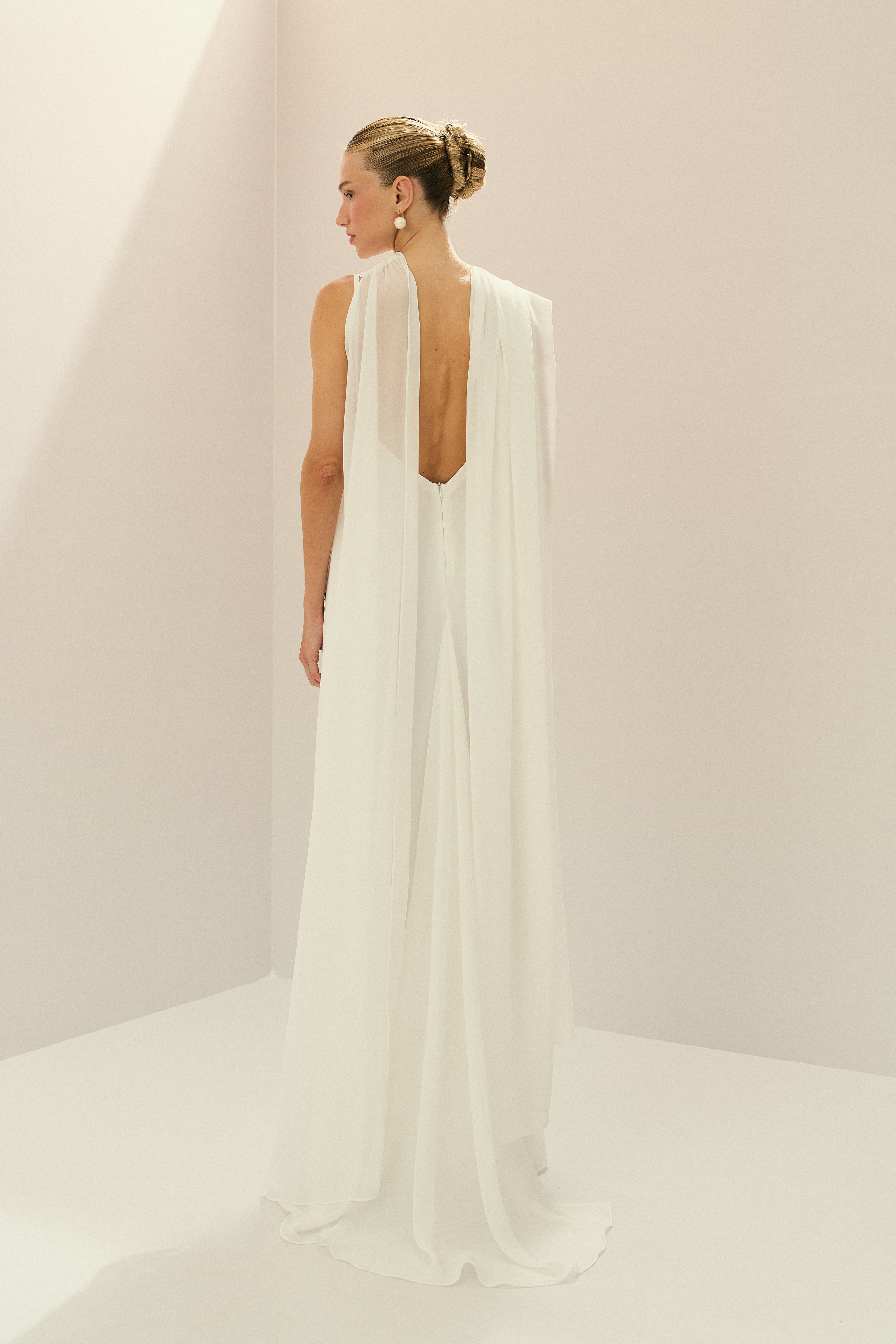 Vestido Longo em Chiffon com Shape Sereia, Costas Abertas, Cauda e Capa Removível - Lior Off White