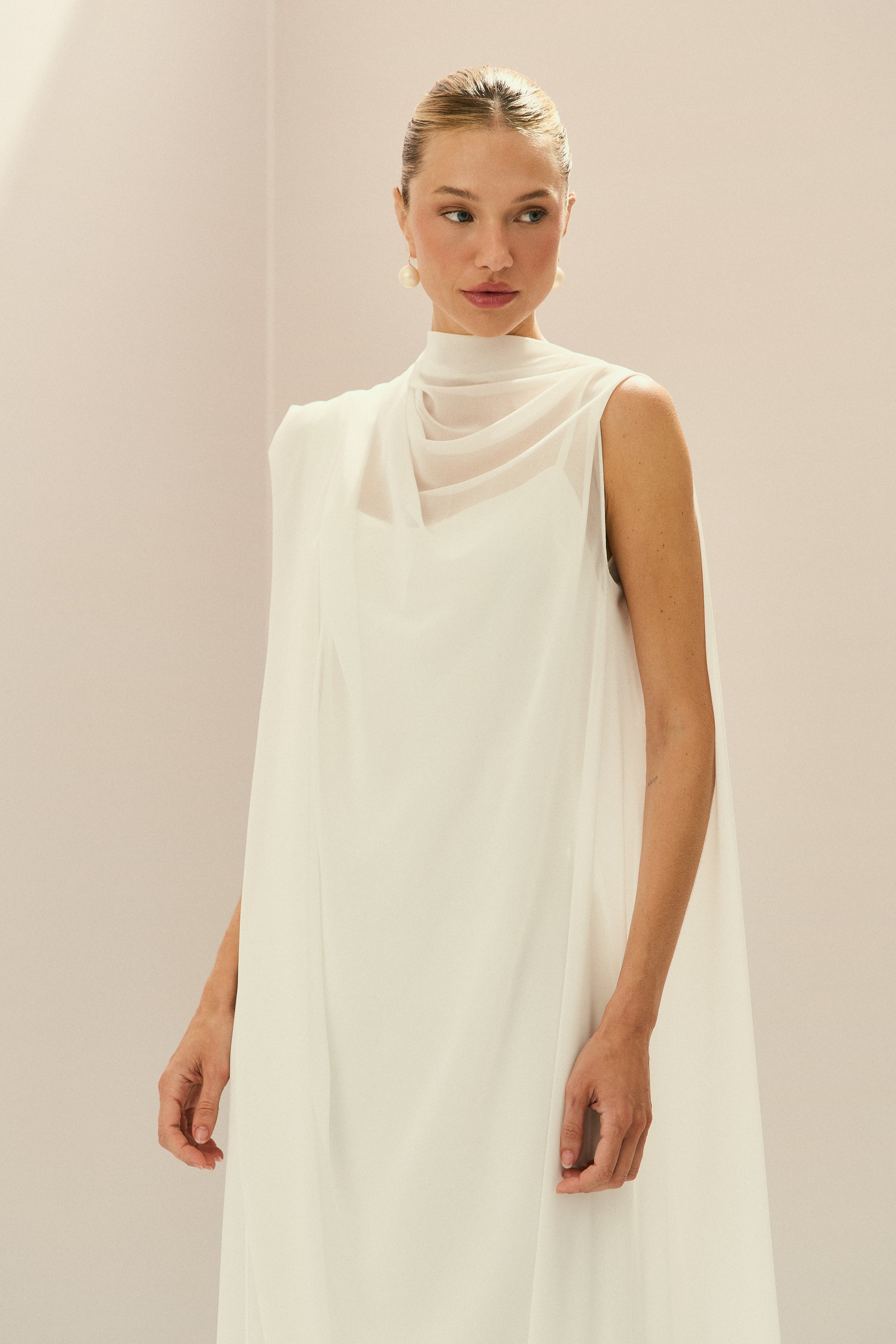 Vestido Longo em Chiffon com Shape Sereia, Costas Abertas, Cauda e Capa Removível - Lior Off White
