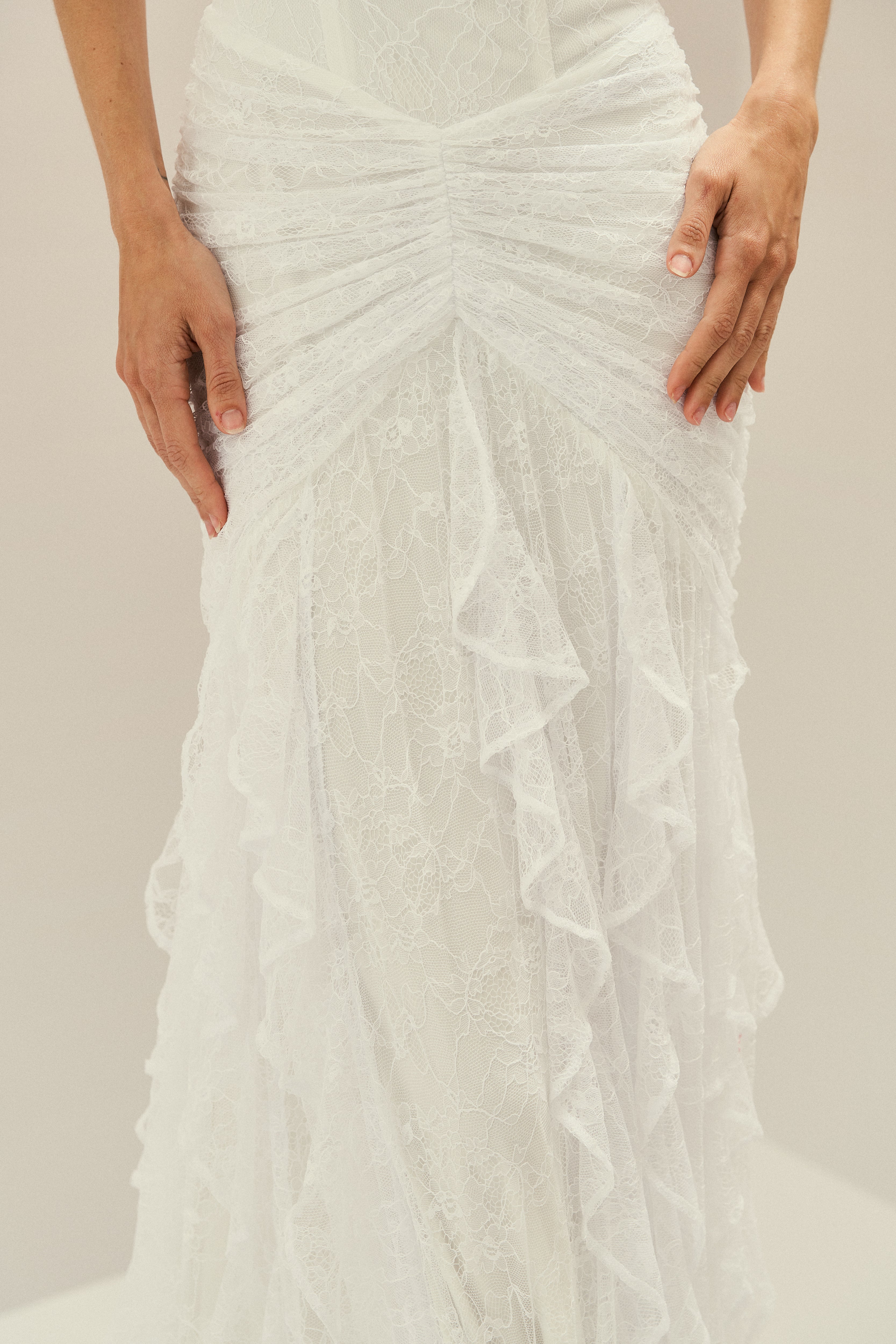 Vestido Longo em Renda com Decote Coração, Alças Finas e Drapeado no Quadril - Quartzo Off White