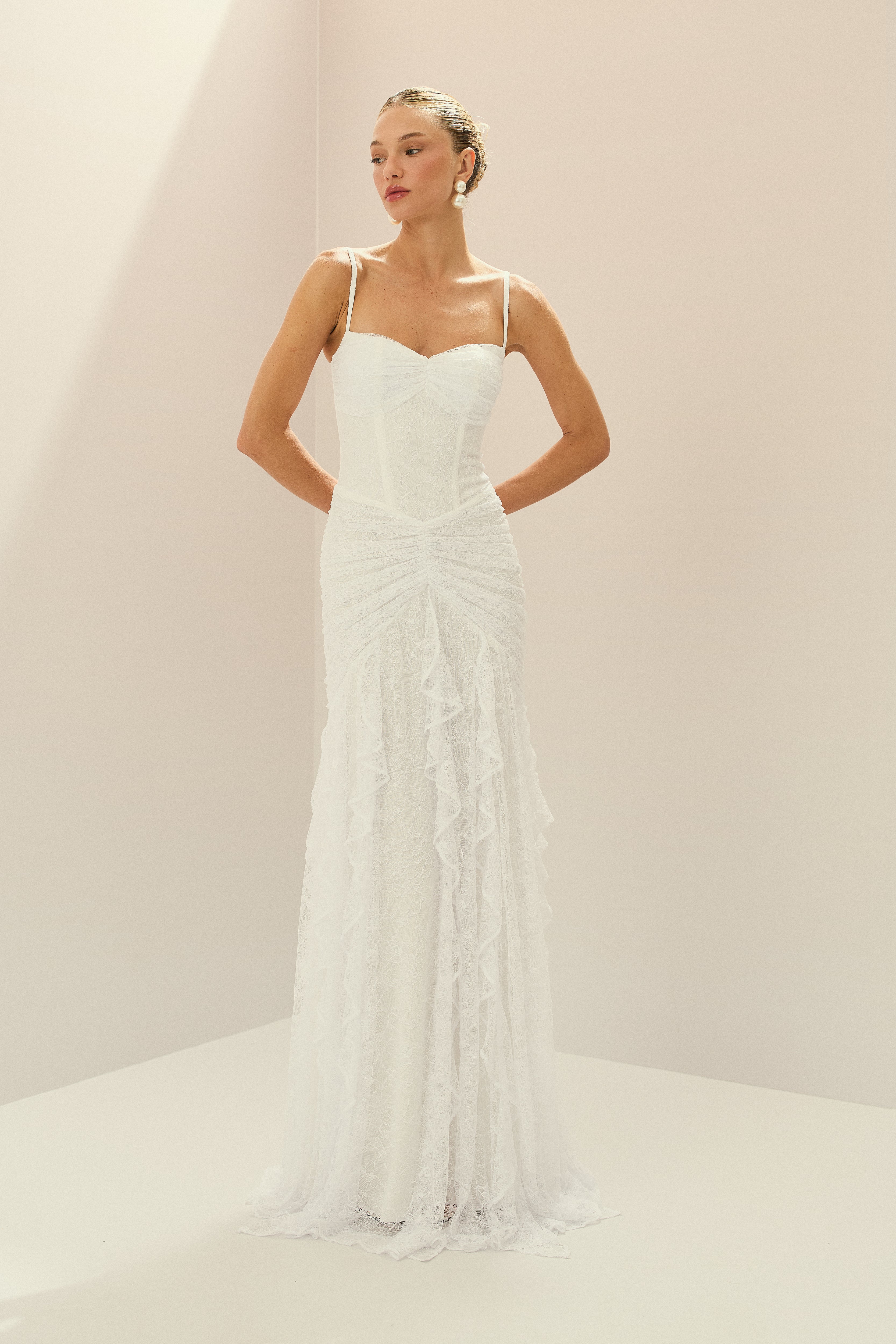 Vestido Longo em Renda com Decote Coração, Alças Finas e Drapeado no Quadril - Quartzo Off White