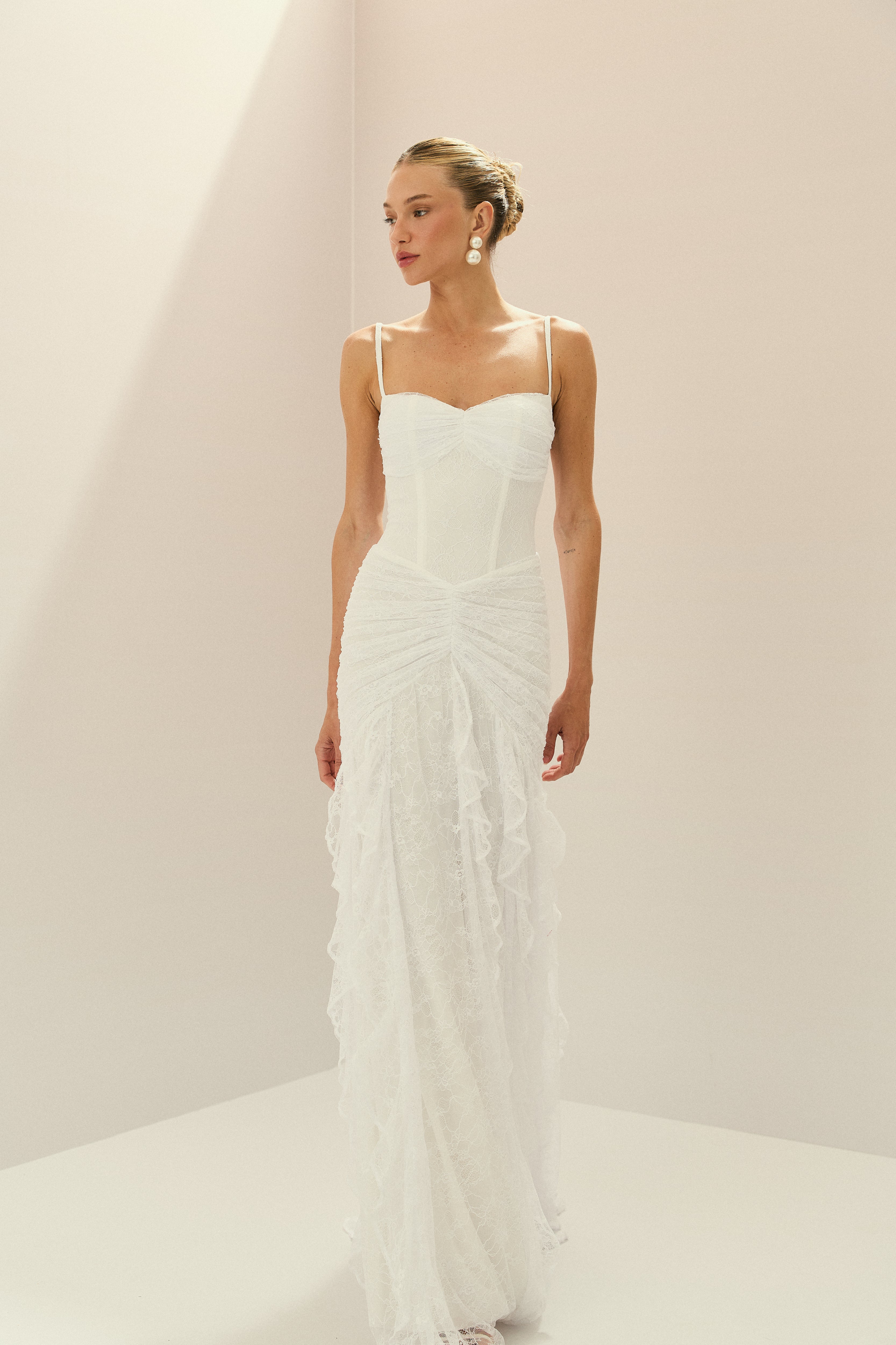 Vestido Longo em Renda com Decote Coração, Alças Finas e Drapeado no Quadril - Quartzo Off White