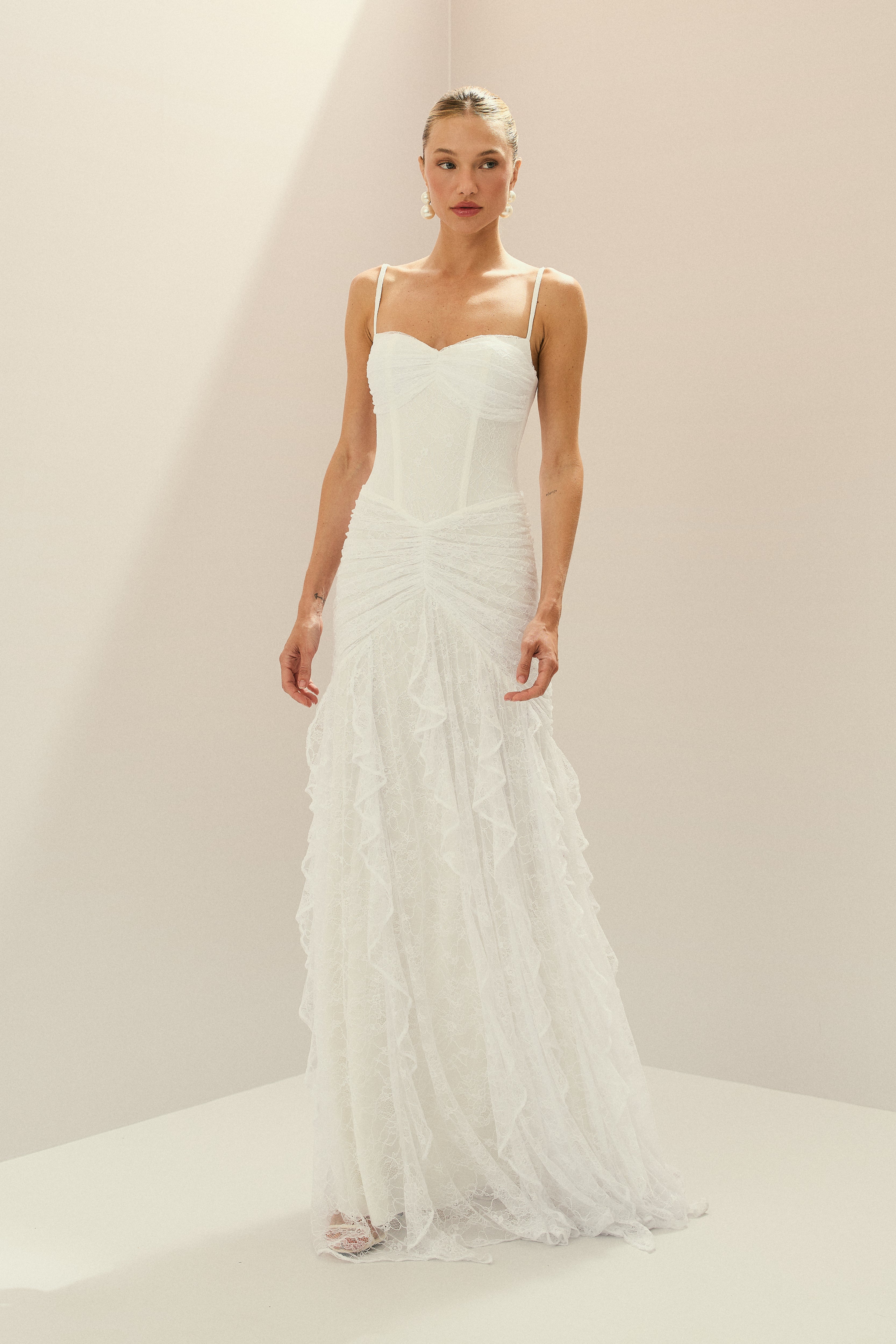 Vestido_Longo_em_Renda_com_Decote_Coracao_Alcas_Finas_e_Drapeado_no_Quadril_Quartzo_Off_White5.jpg