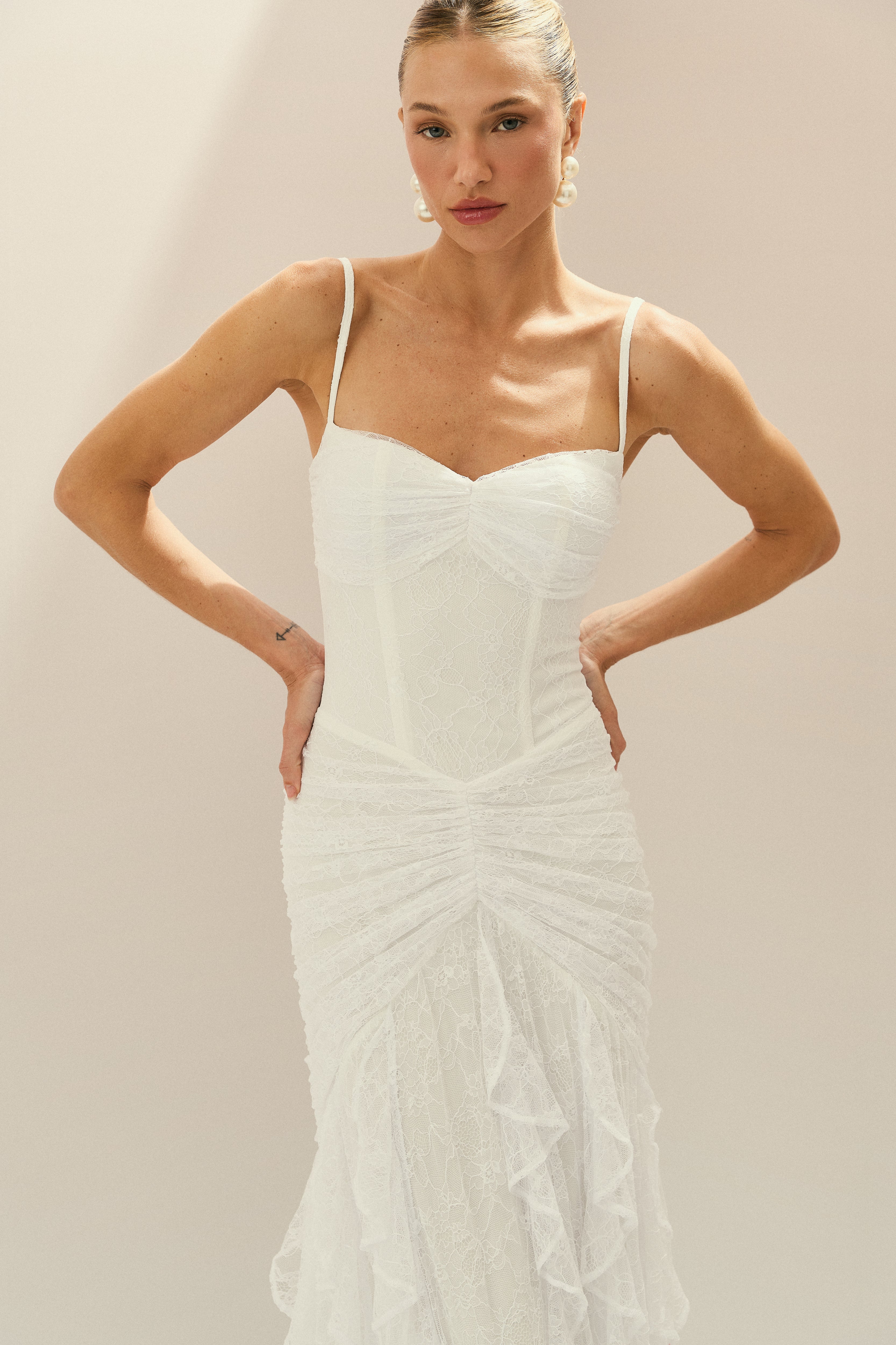 Vestido Longo em Renda com Decote Coração, Alças Finas e Drapeado no Quadril - Quartzo Off White