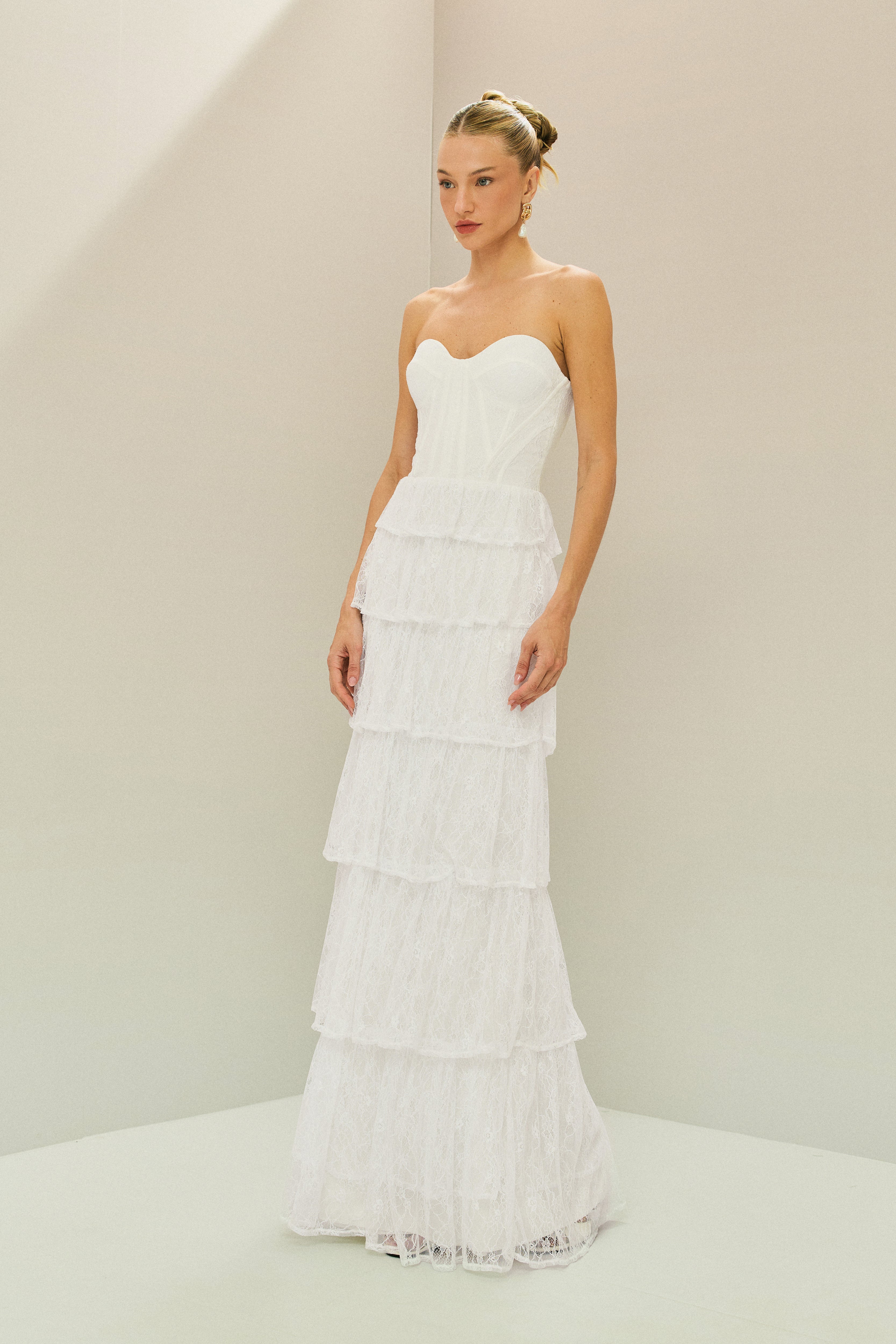 Vestido Longo em Renda com Decote Coração Sem Alças, Busto Estruturado e Saia com Babados em Camadas - Malibu Off White