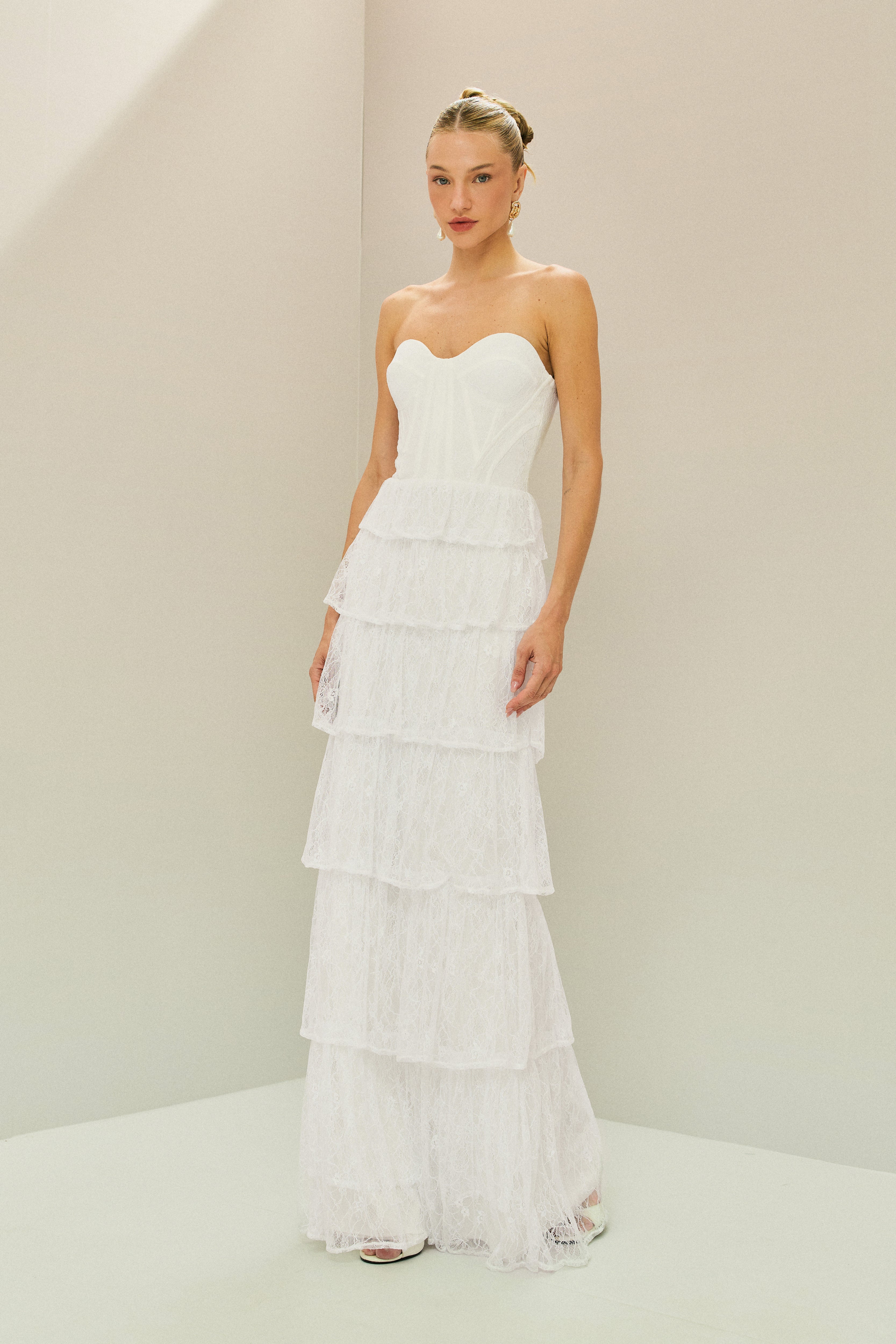 Vestido Longo em Renda com Decote Coração Sem Alças, Busto Estruturado e Saia com Babados em Camadas - Malibu Off White