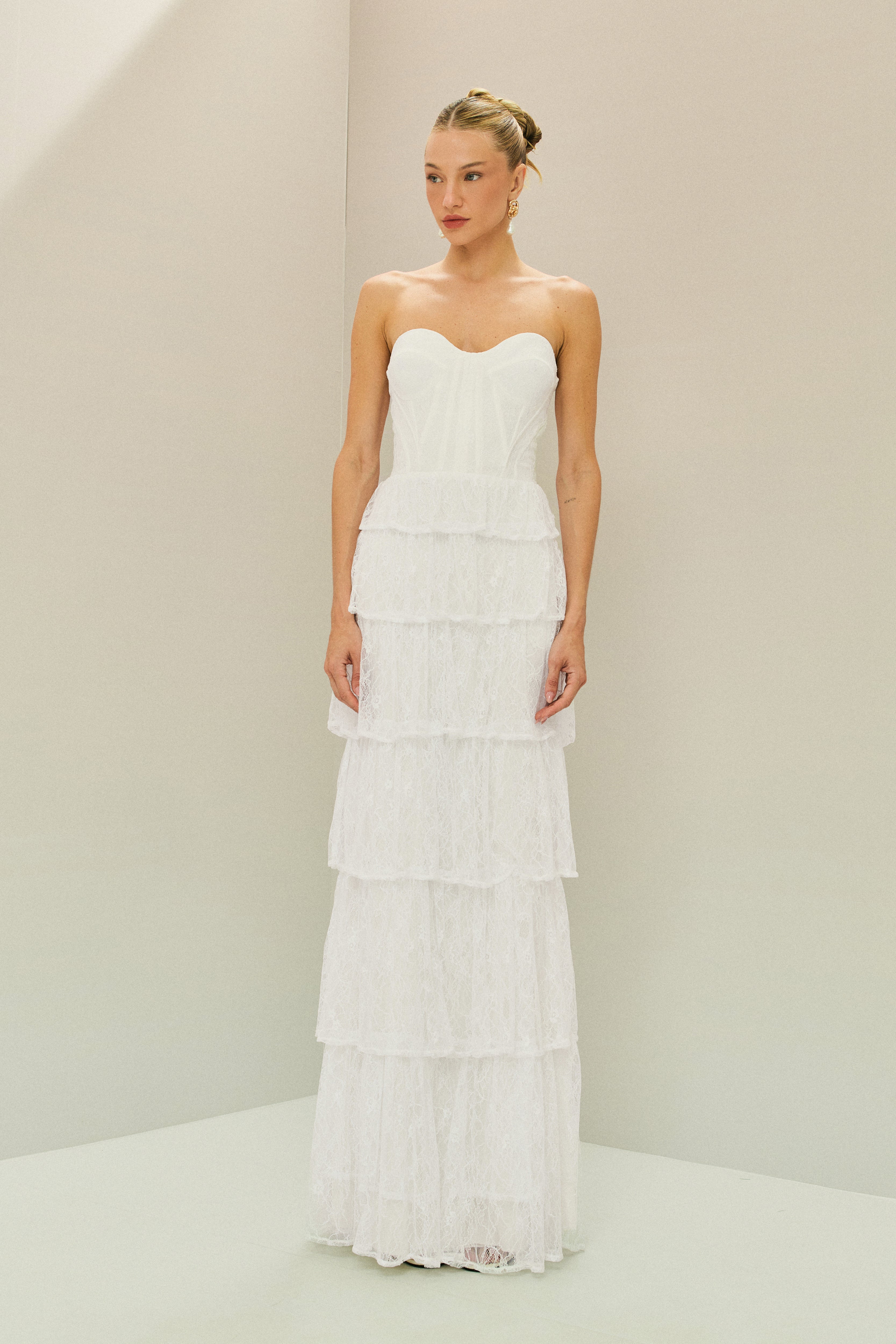 Vestido Longo em Renda com Decote Coração Sem Alças, Busto Estruturado e Saia com Babados em Camadas - Malibu Off White