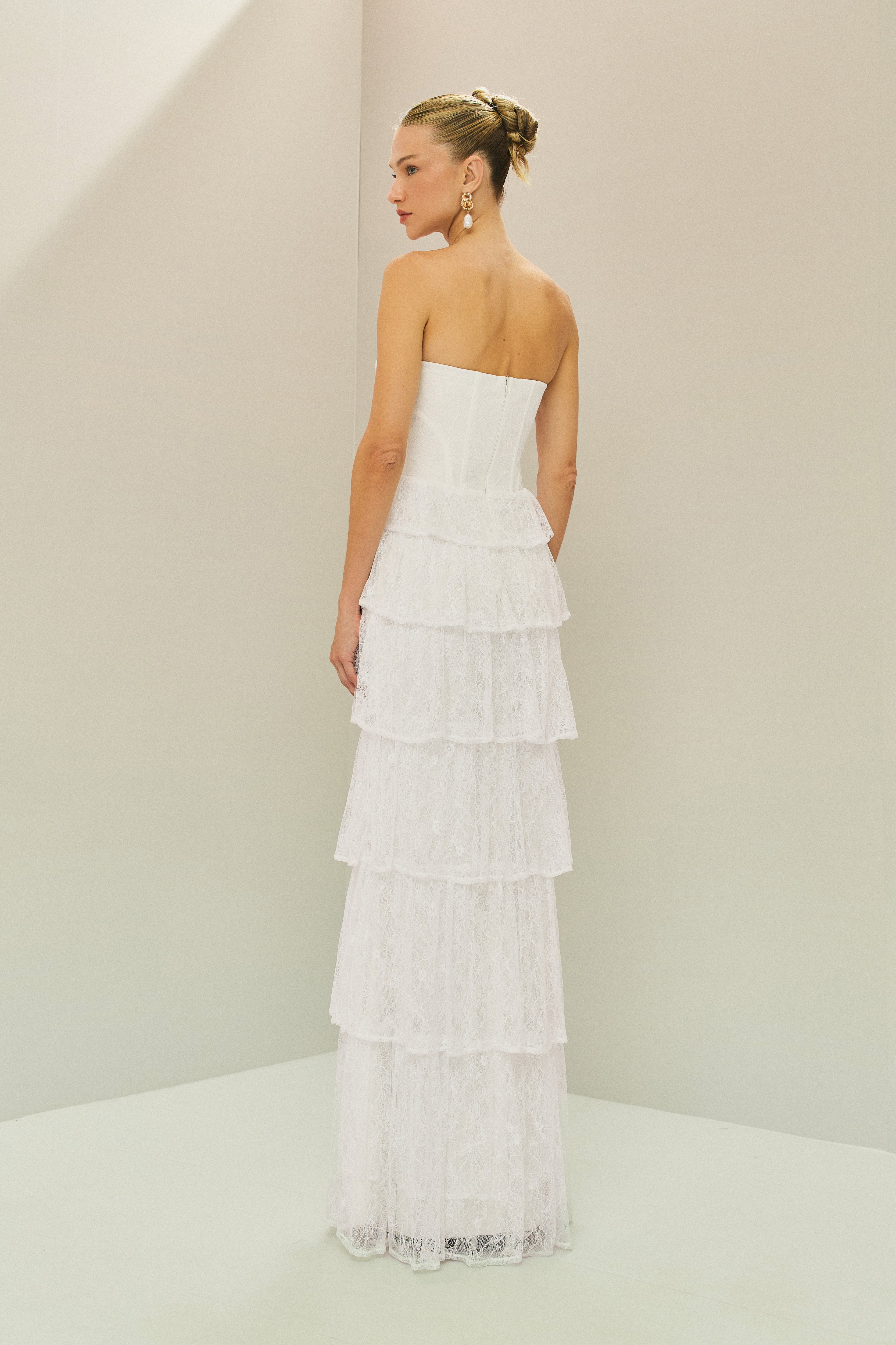 Vestido Longo em Renda com Decote Coração Sem Alças, Busto Estruturado e Saia com Babados em Camadas - Malibu Off White