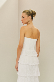 Vestido Longo em Renda com Decote Coração Sem Alças, Busto Estruturado e Saia com Babados em Camadas - Malibu Off White