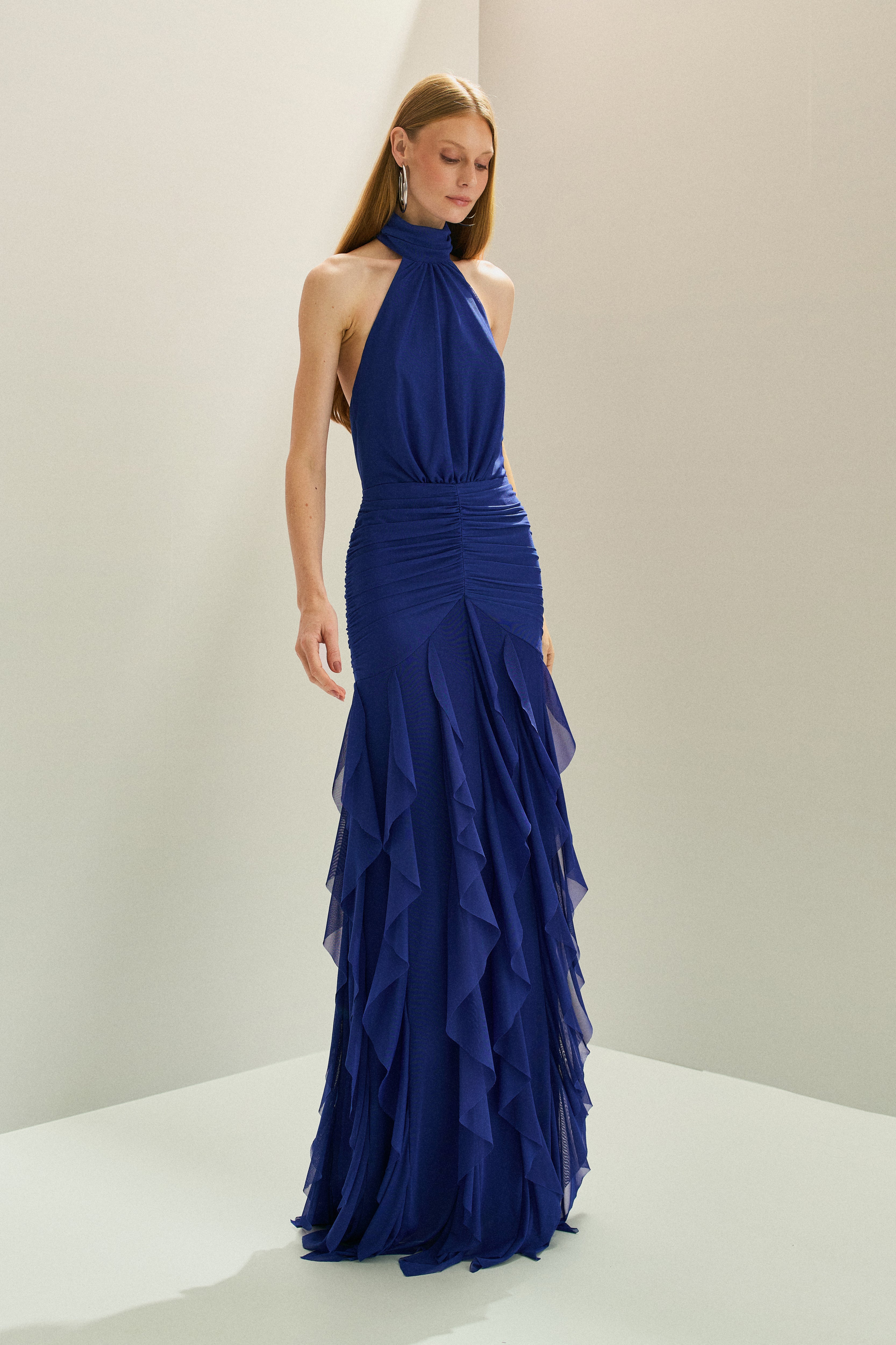 Vestido Longo em Tule Frente Única com Drapeado na Cintura e Babados em Cascata - Texas Azul Bic
