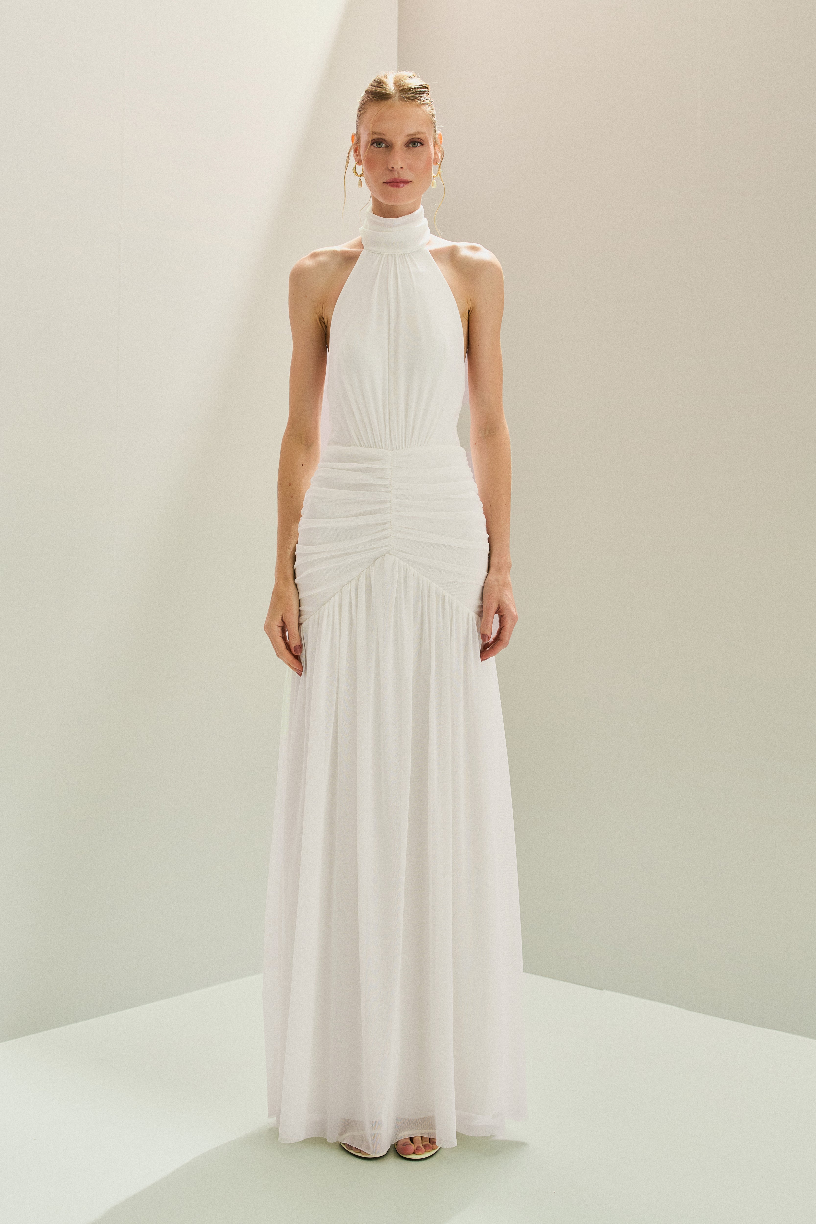 Vestido Longo em Tule Frente Única com Gola Alta Franzida e Drapeado na Saia - Pisa Off White