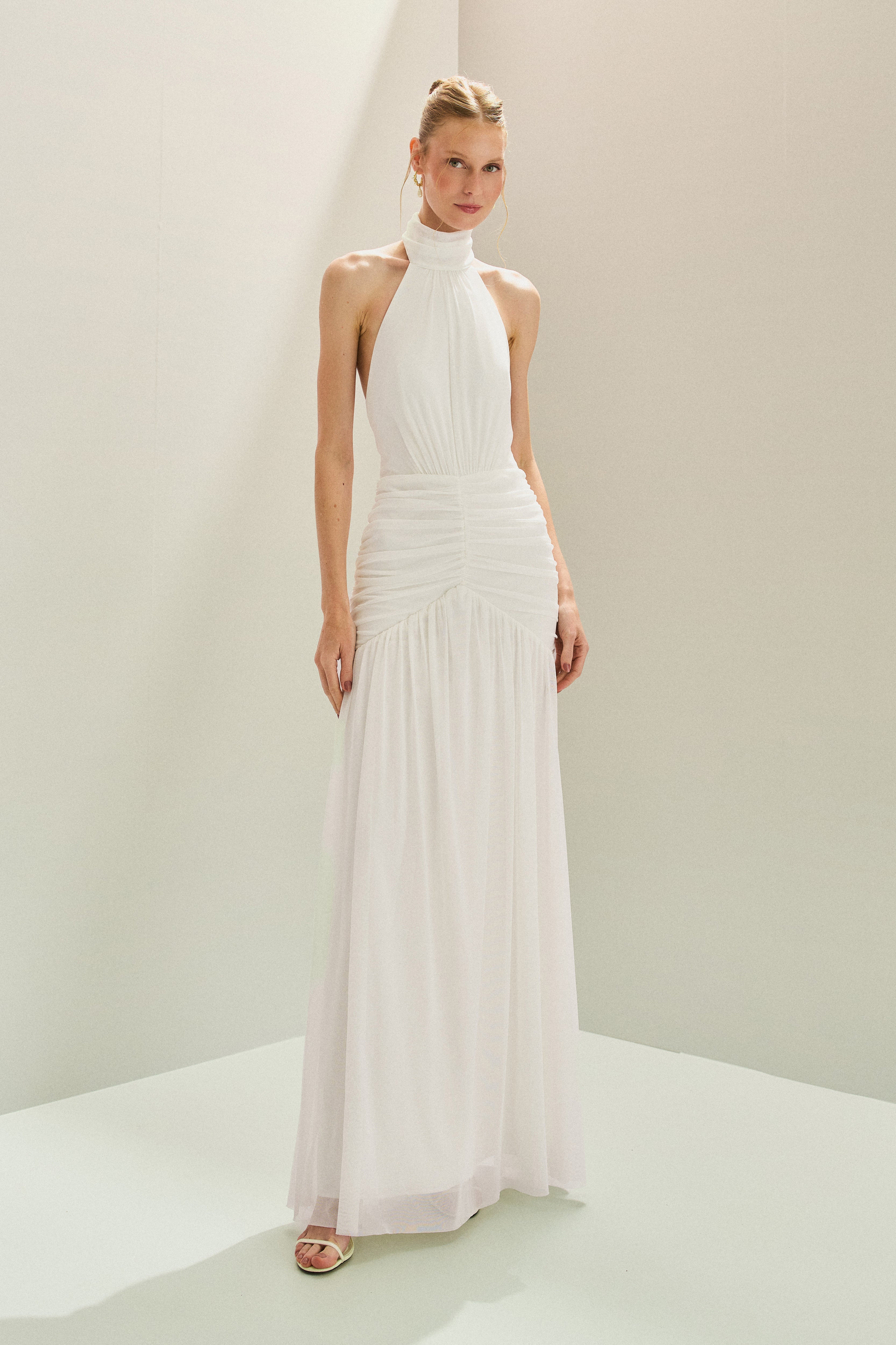 Vestido Longo em Tule Frente Única com Gola Alta Franzida e Drapeado na Saia - Pisa Off White