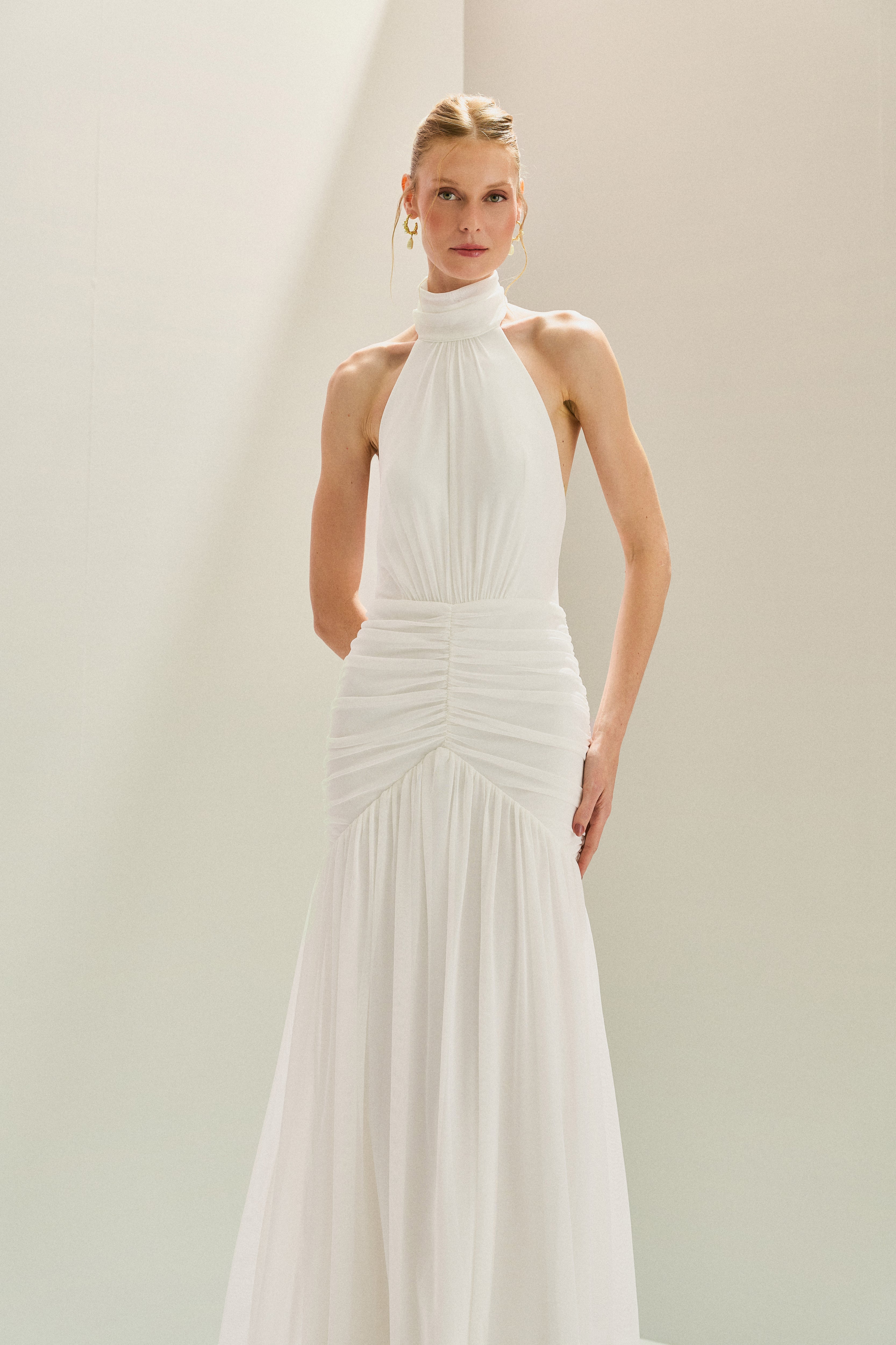 Vestido_Longo_em_Tule_Frente_Unica_com_Gola_Alta_Franzida_e_Drapeado_na_Saia_Pisa_Off_White4.jpg