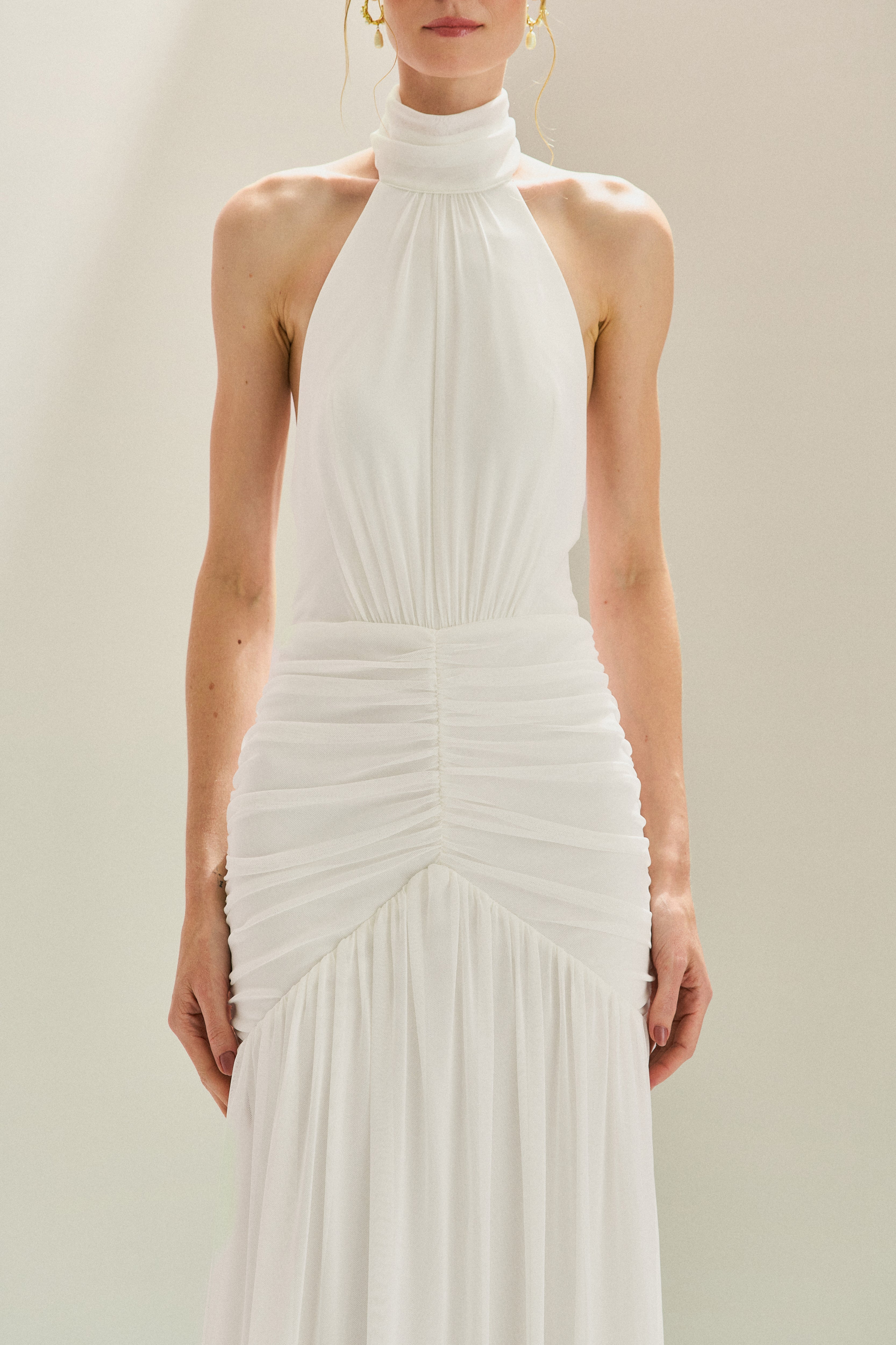 Vestido Longo em Tule Frente Única com Gola Alta Franzida e Drapeado na Saia - Pisa Off White