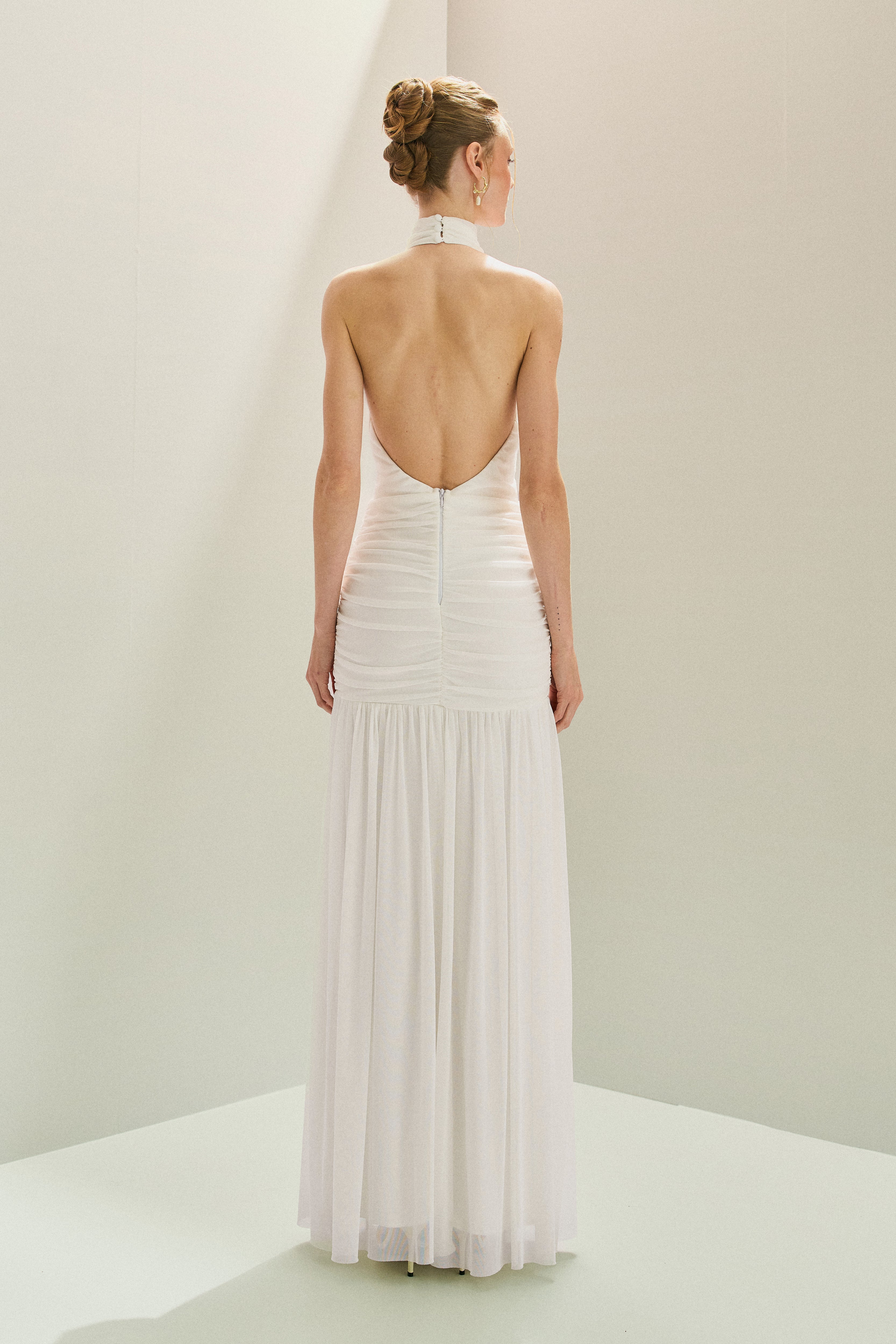 Vestido Longo em Tule Frente Única com Gola Alta Franzida e Drapeado na Saia - Pisa Off White