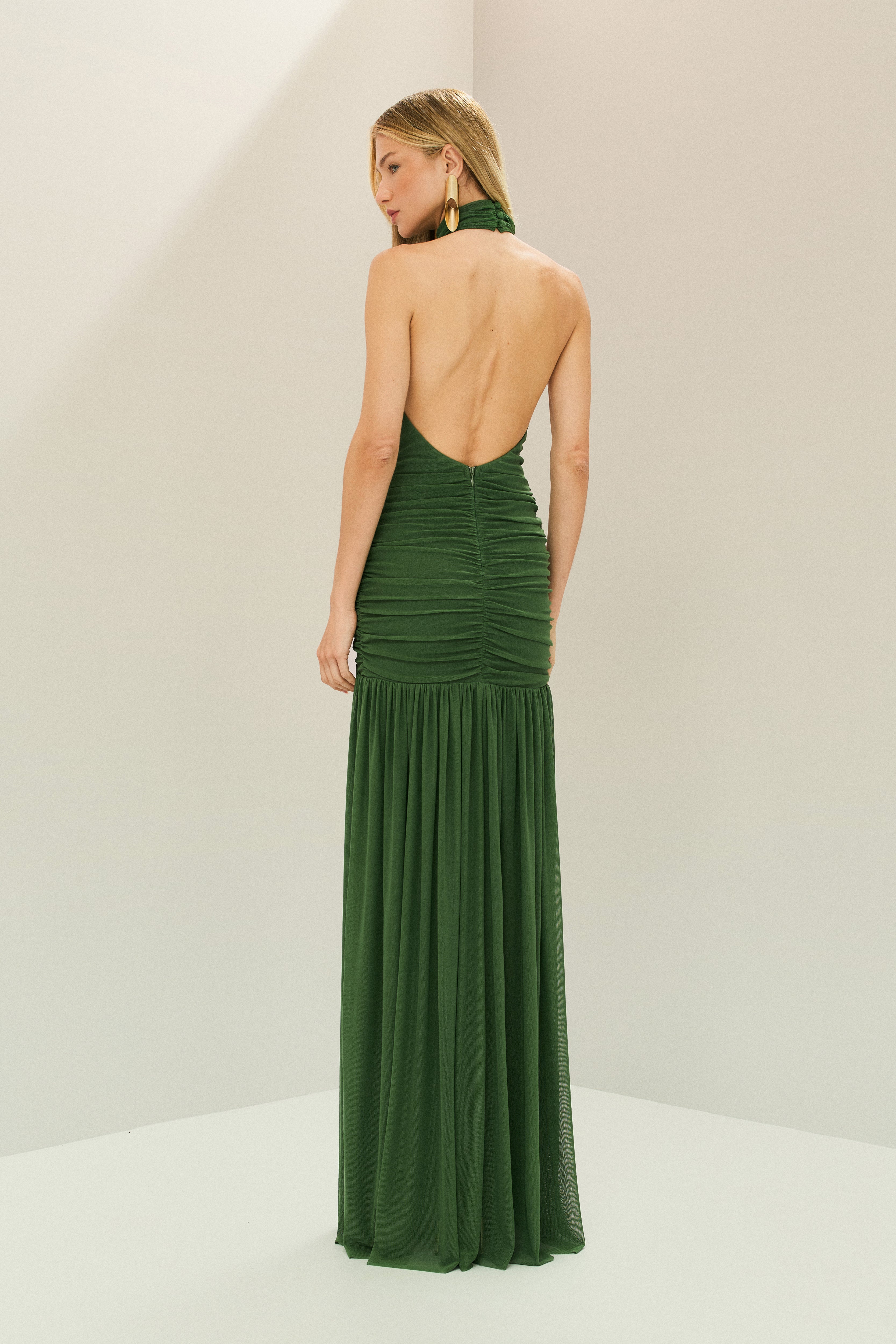 Vestido Longo em Tule Frente Única com Gola Alta Franzida e Drapeado na Saia - Pisa Verde Bandeira