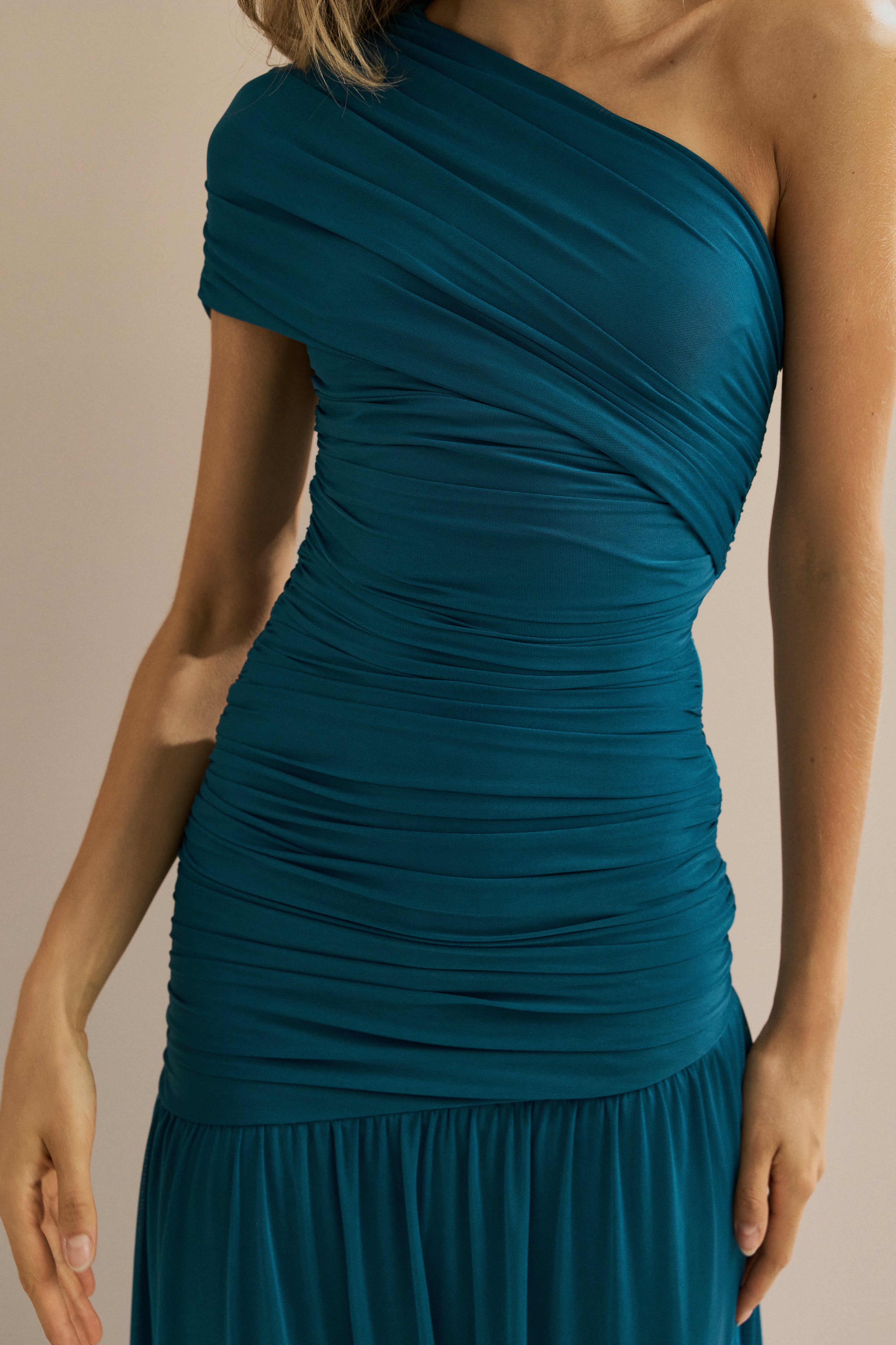 Vestido Longo em Tule com Ombro Único, Drapeado no Corpo e Saia Ampla - Platina Azul Petróleo