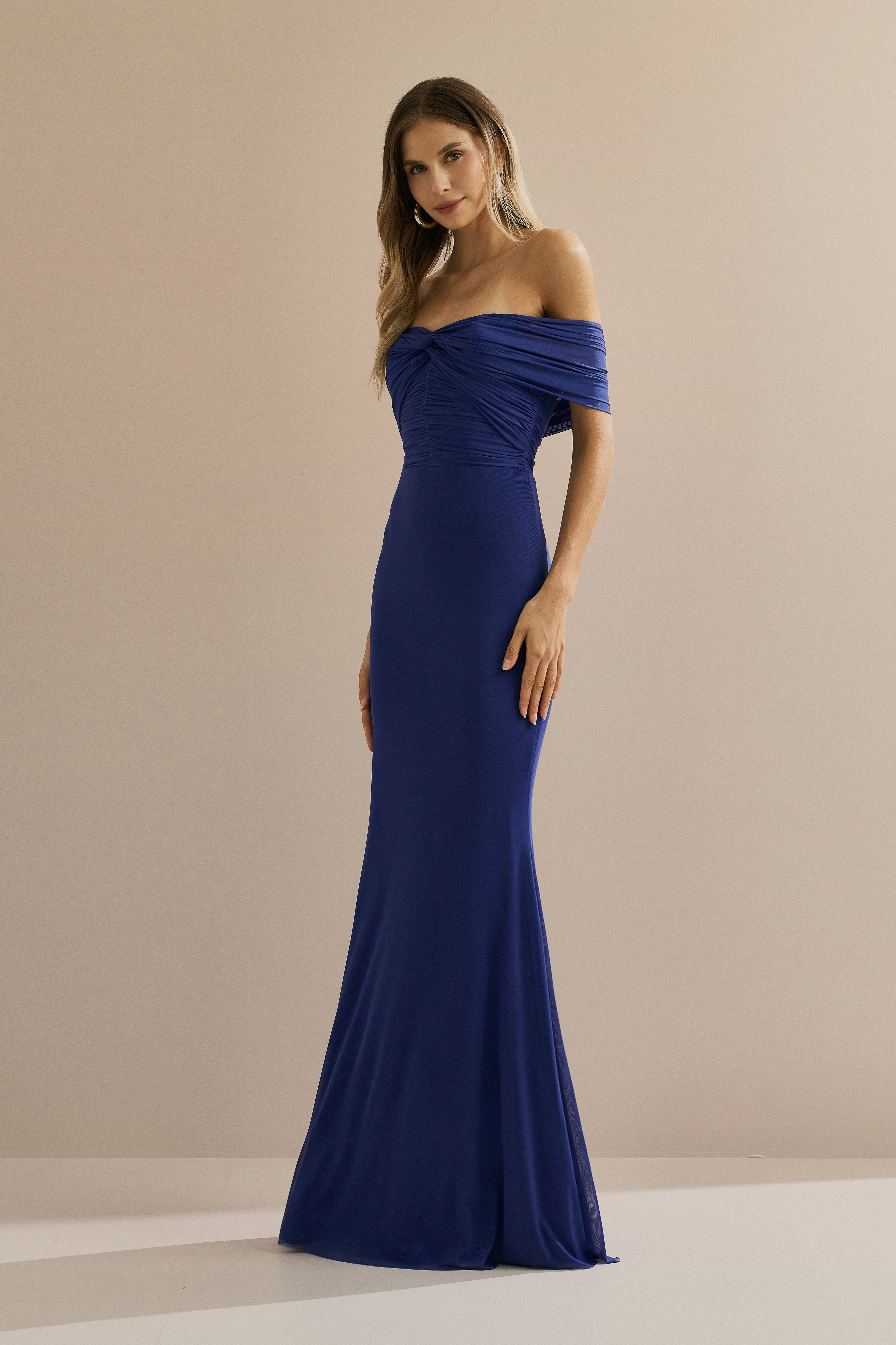 Vestido Longo em Tule Ombro a Ombro com Nó Frontal e Franzido no Busto e Cintura - Estrela Azul Bic