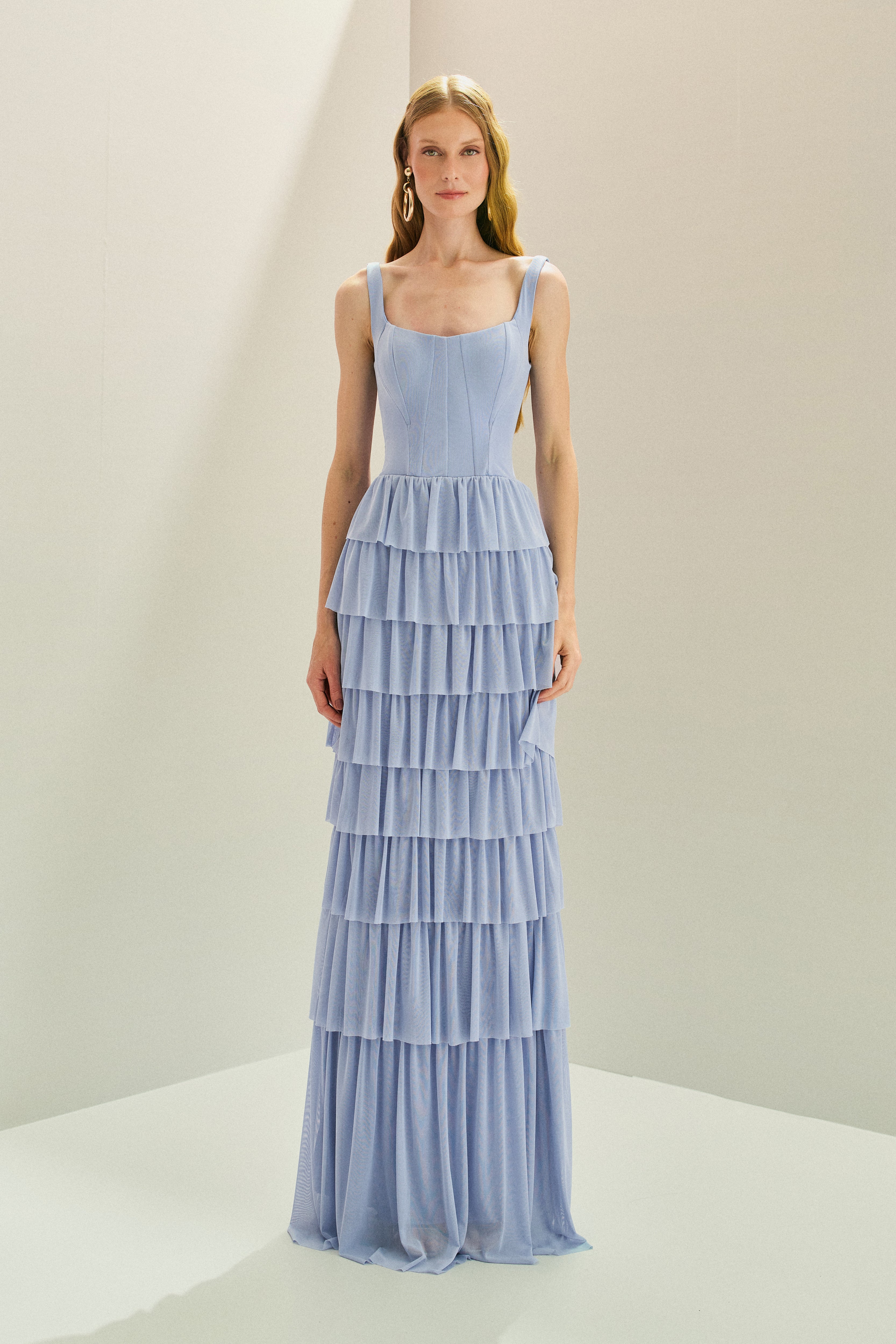 Vestido Longo em Tule com Alças e Decote Quadrado, Saia com Babados em Camadas - Livine Azul Serenity