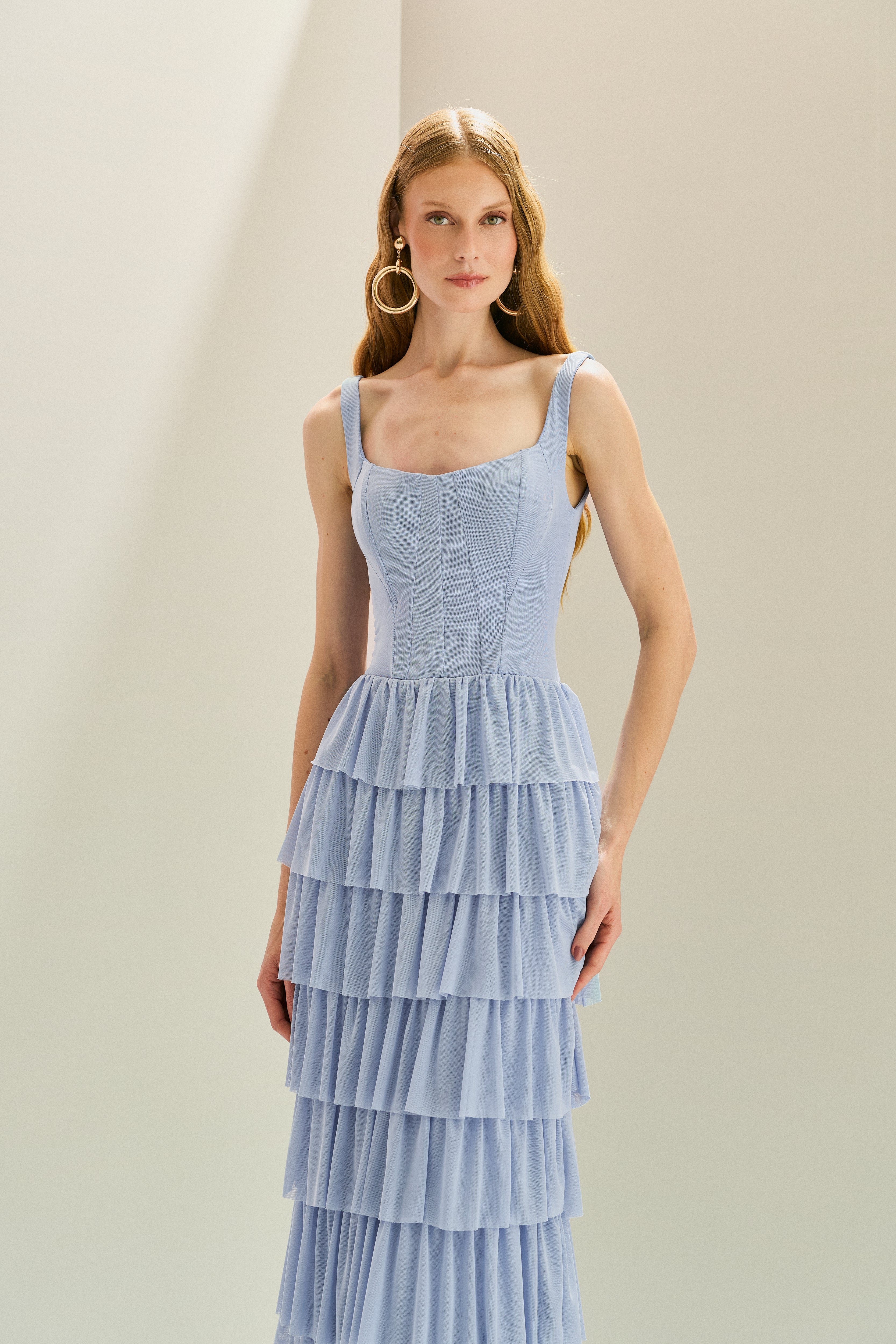 Vestido Longo em Tule com Alças e Decote Quadrado, Saia com Babados em Camadas - Livine Azul Serenity