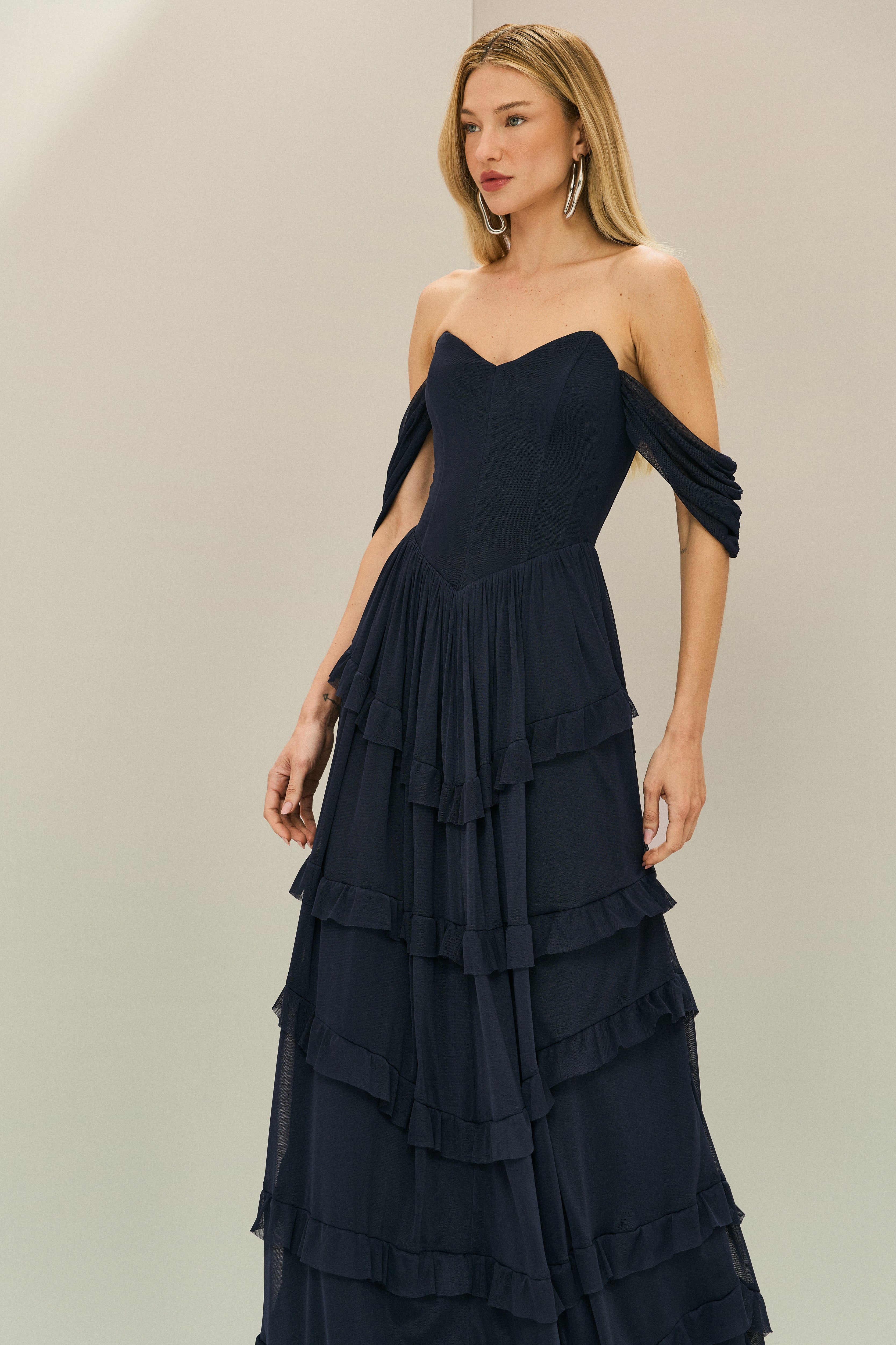 Vestido_Longo_em_Tule_com_Busto_Estruturado_Mangas_Caidas_e_Saia_em_Camadas_com_Babados_Bari_Azul_Marinho3.jpg