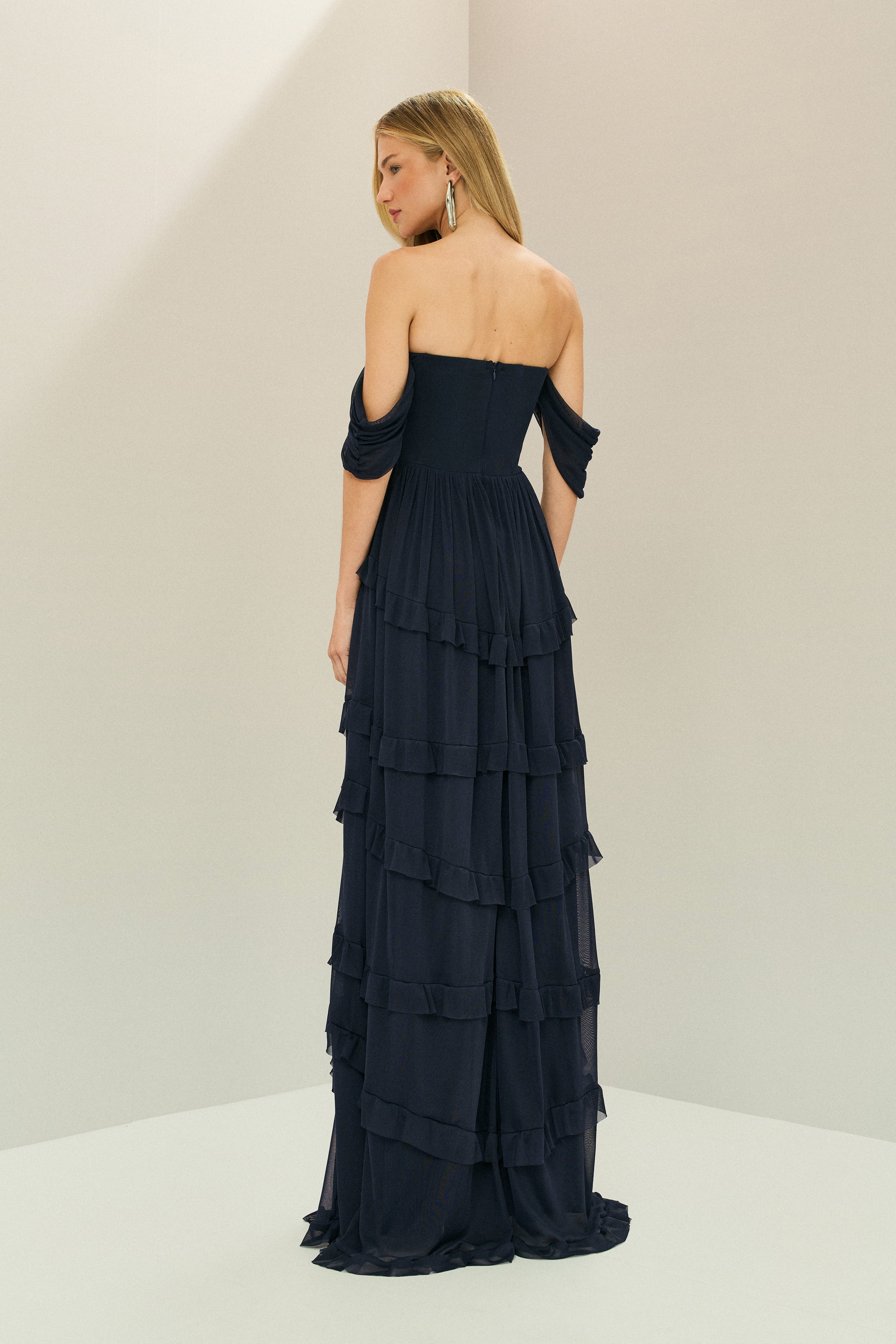 Vestido Longo em Tule com Busto Estruturado, Mangas Caídas e Saia em Camadas com Babados - Bari Azul Marinho