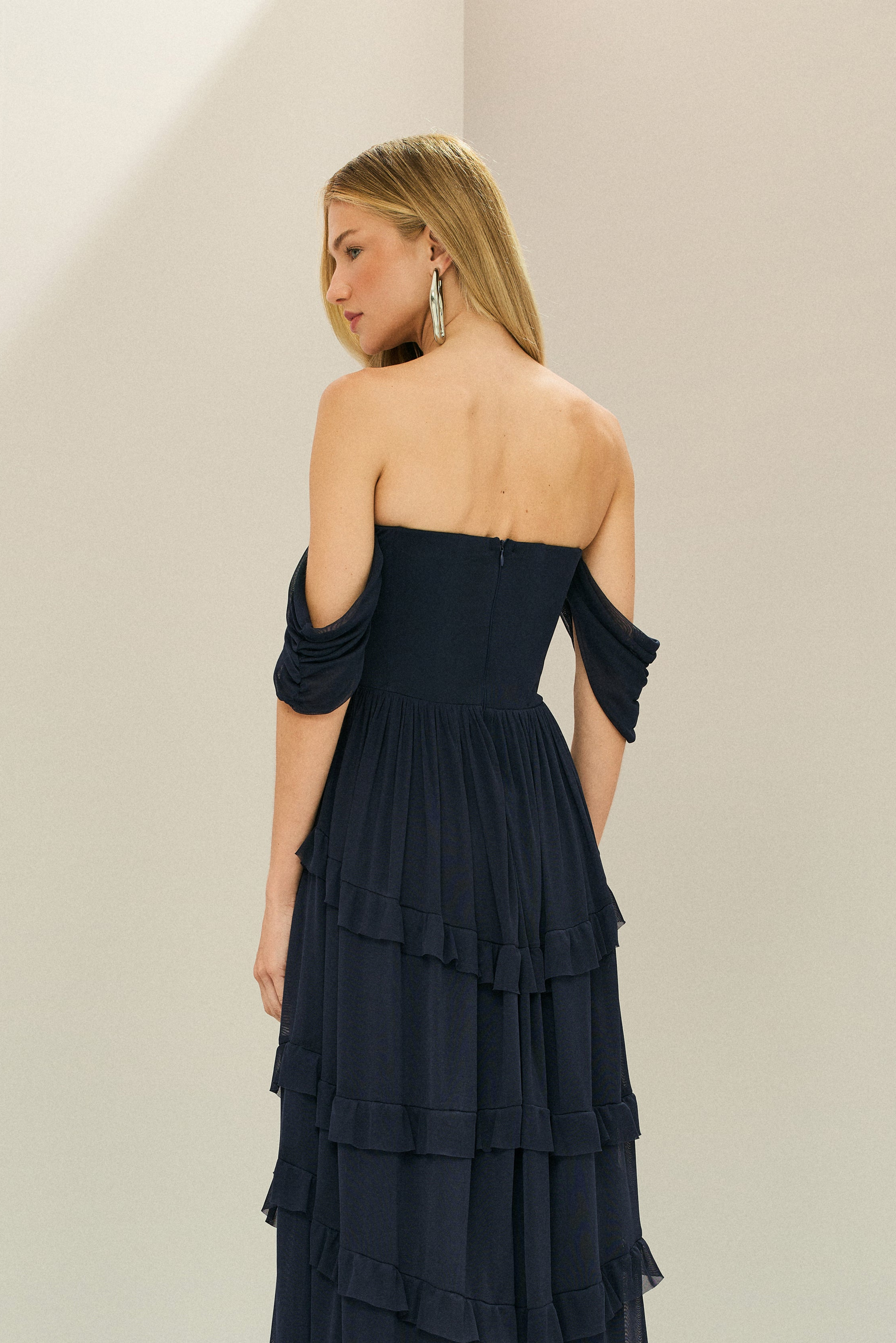 Vestido Longo em Tule com Busto Estruturado, Mangas Caídas e Saia em Camadas com Babados - Bari Azul Marinho