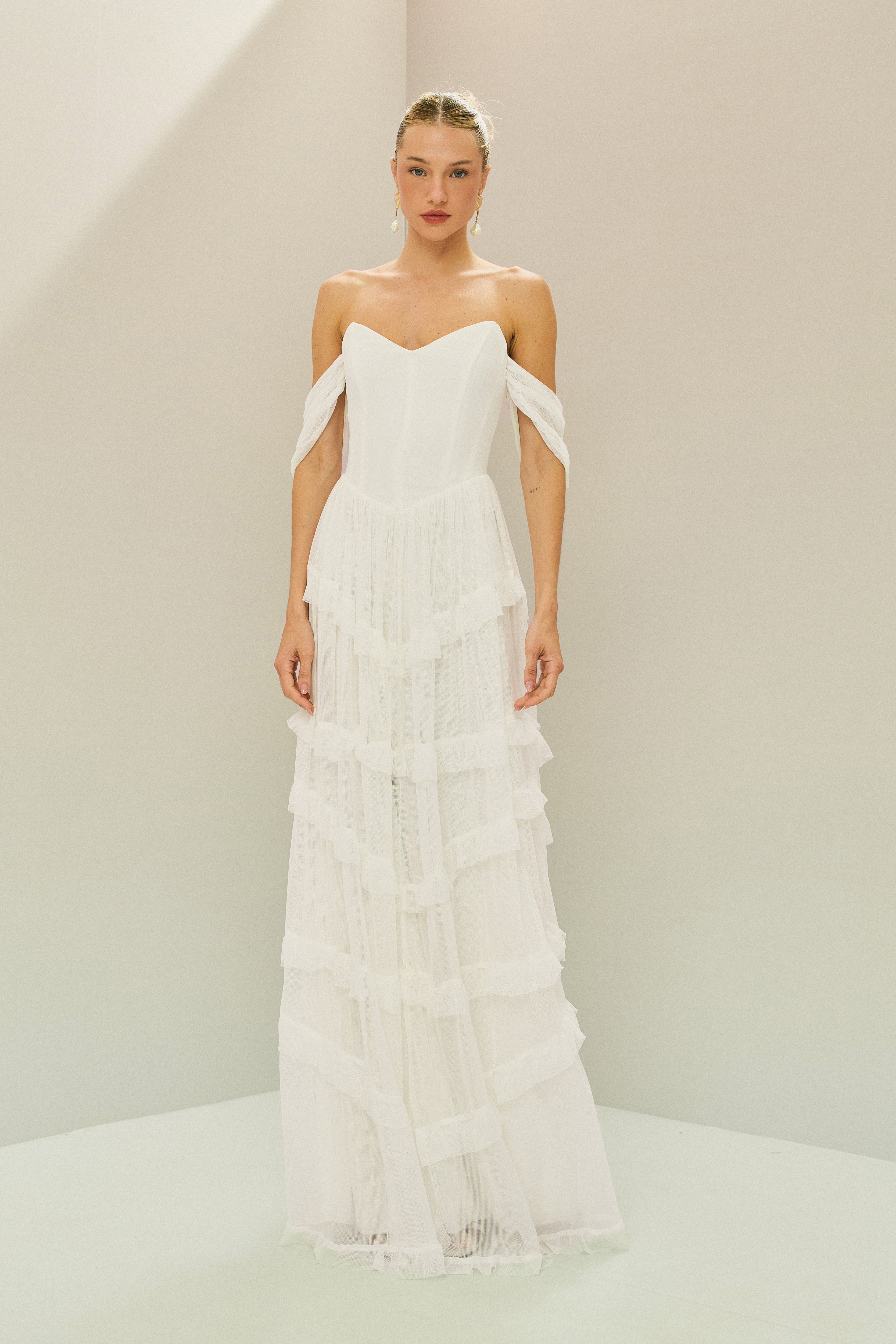Vestido Longo em Tule com Busto Estruturado, Mangas Caídas e Saia em Camadas com Babados - Bari Off White