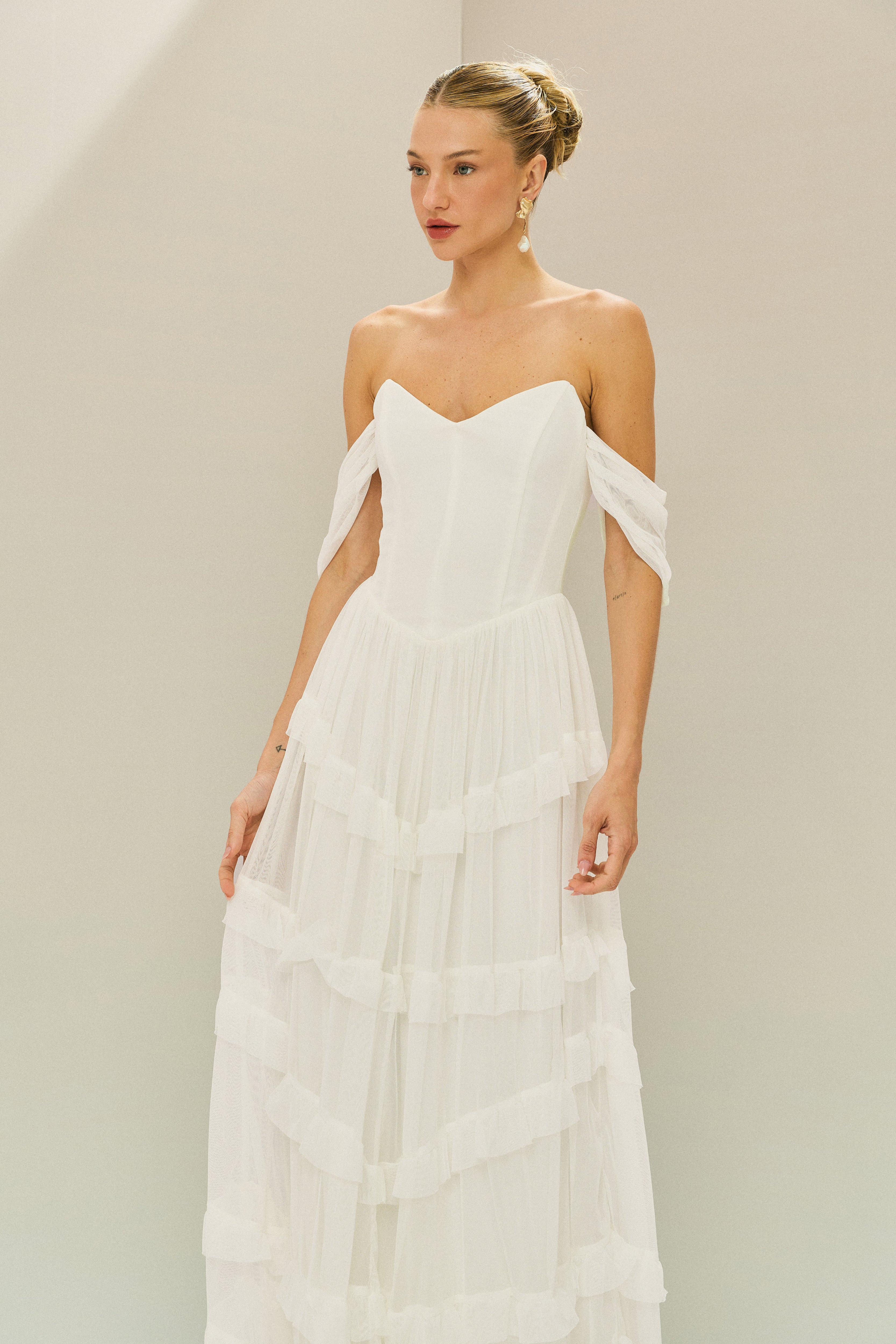 Vestido Longo em Tule com Busto Estruturado, Mangas Caídas e Saia em Camadas com Babados - Bari Off White