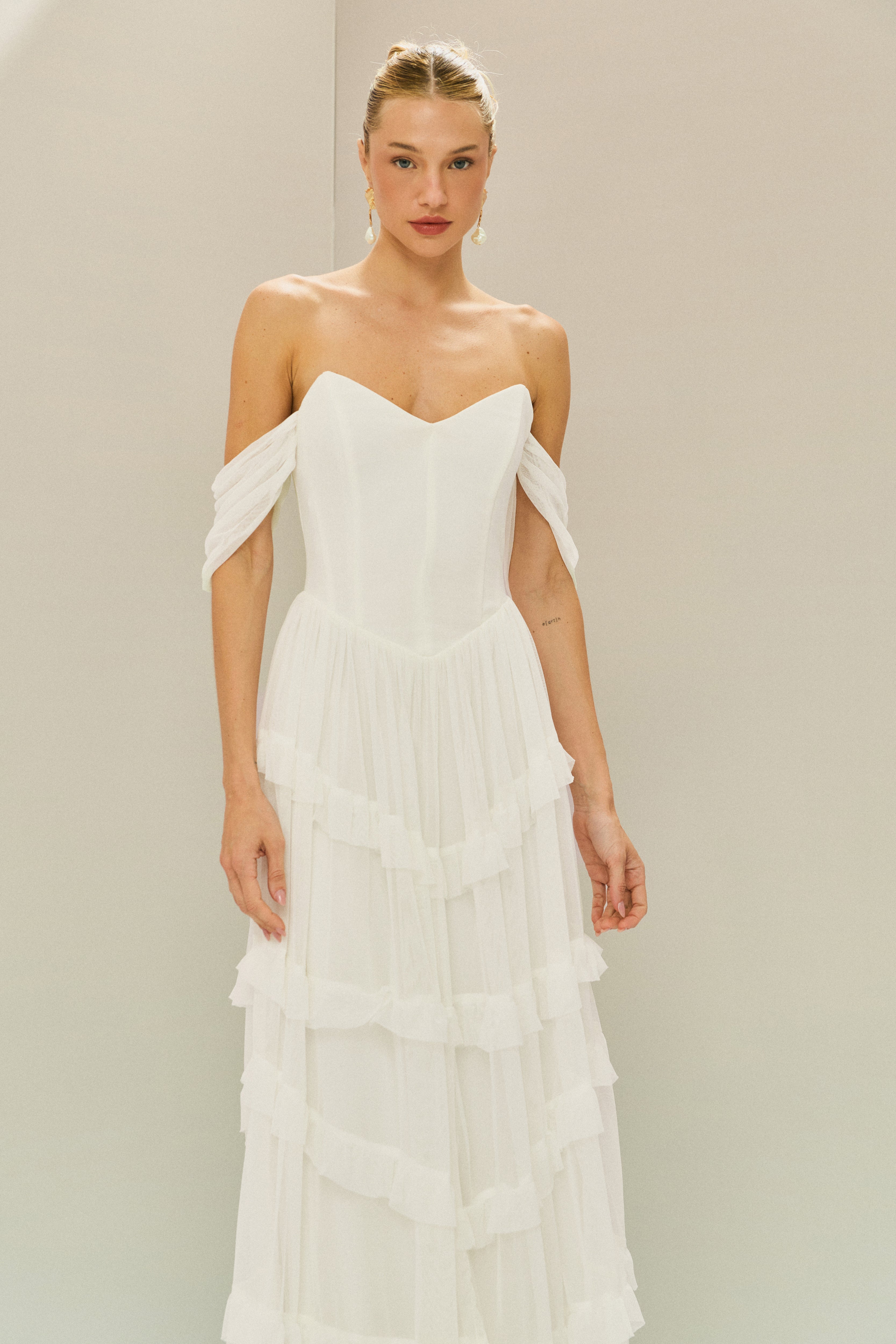 Vestido Longo em Tule com Busto Estruturado, Mangas Caídas e Saia em Camadas com Babados - Bari Off White