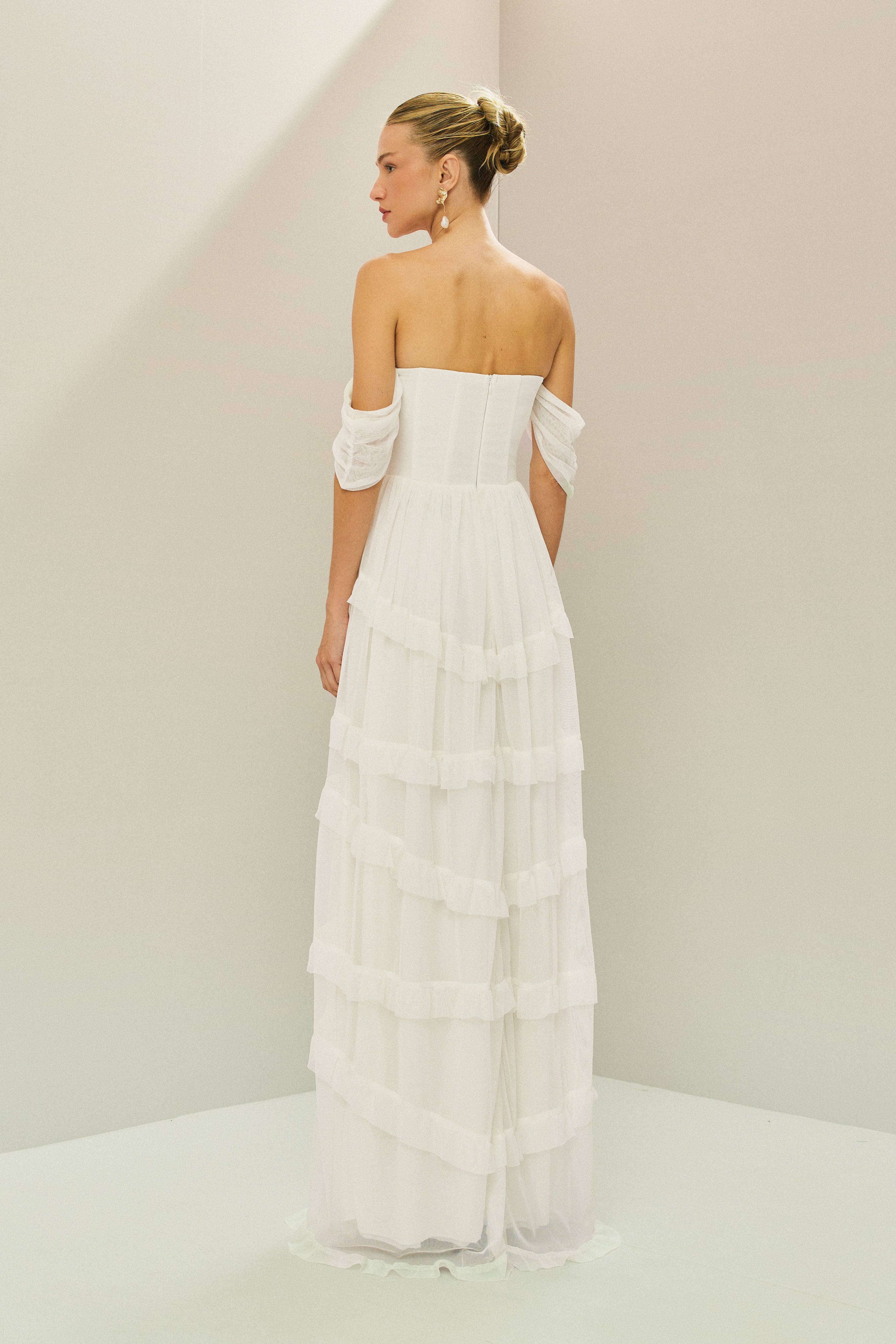 Vestido Longo em Tule com Busto Estruturado, Mangas Caídas e Saia em Camadas com Babados - Bari Off White