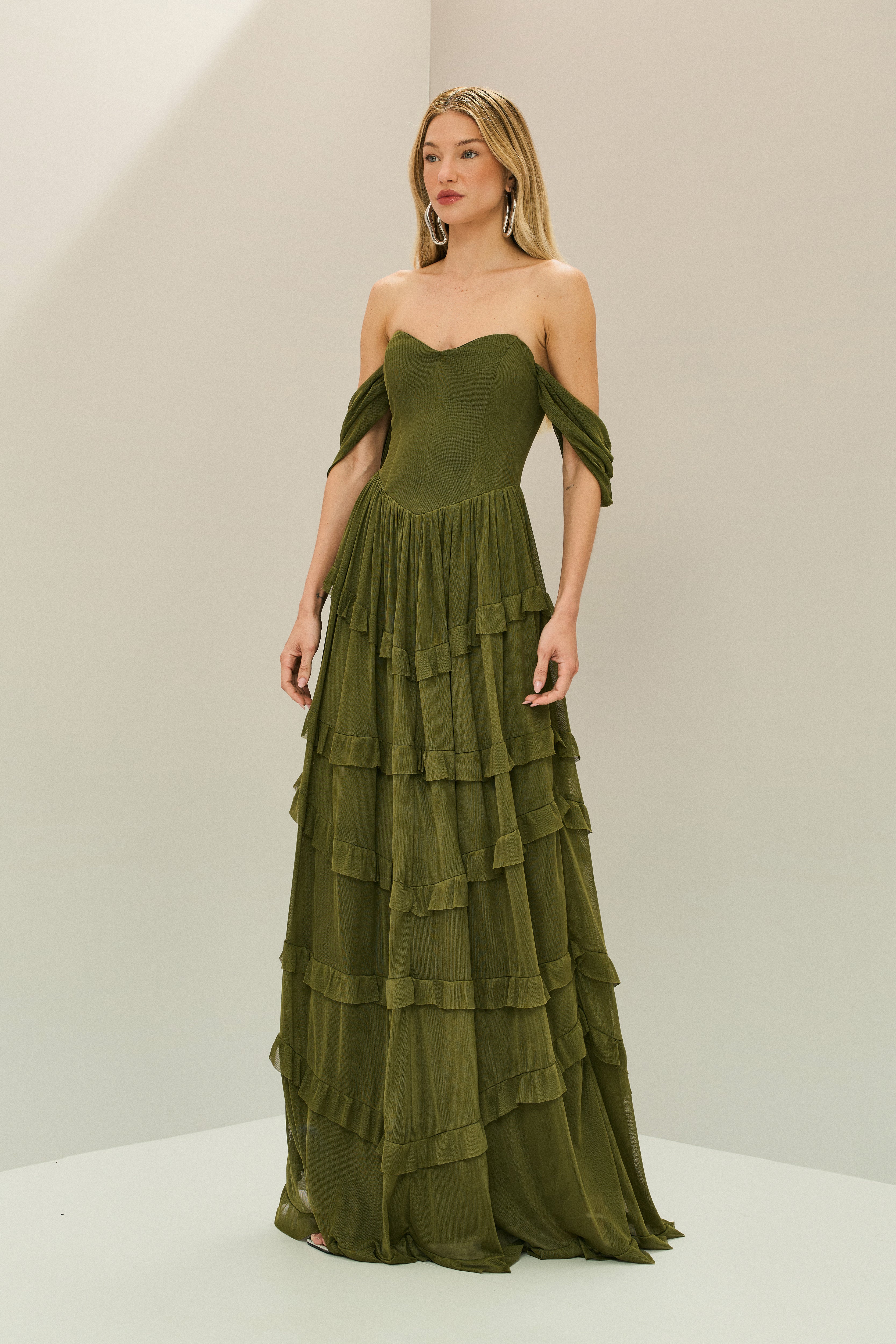 Vestido Longo em Tule com Busto Estruturado, Mangas Caídas e Saia em Camadas com Babados - Bari Verde Oliva