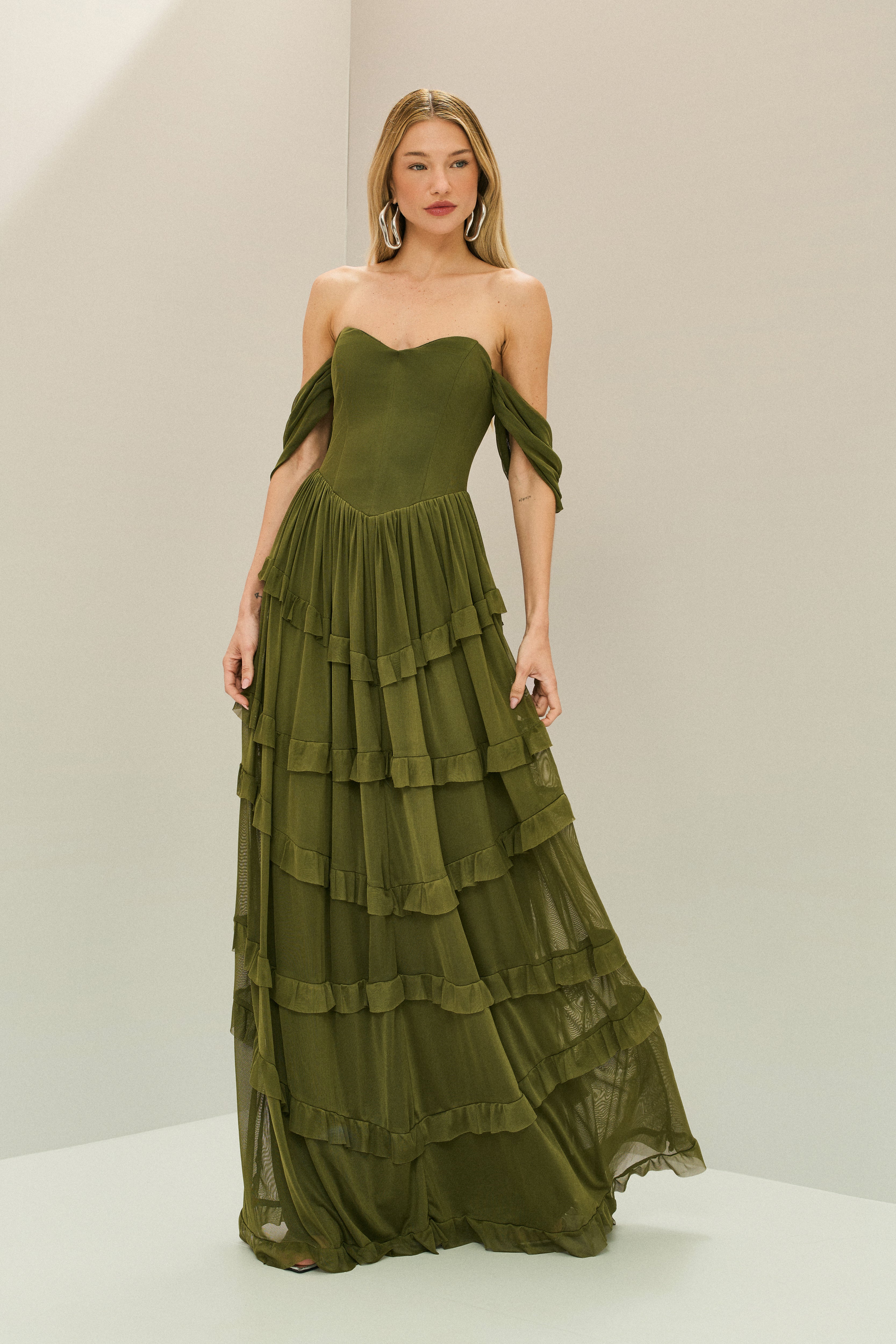 Vestido Longo em Tule com Busto Estruturado, Mangas Caídas e Saia em Camadas com Babados - Bari Verde Oliva