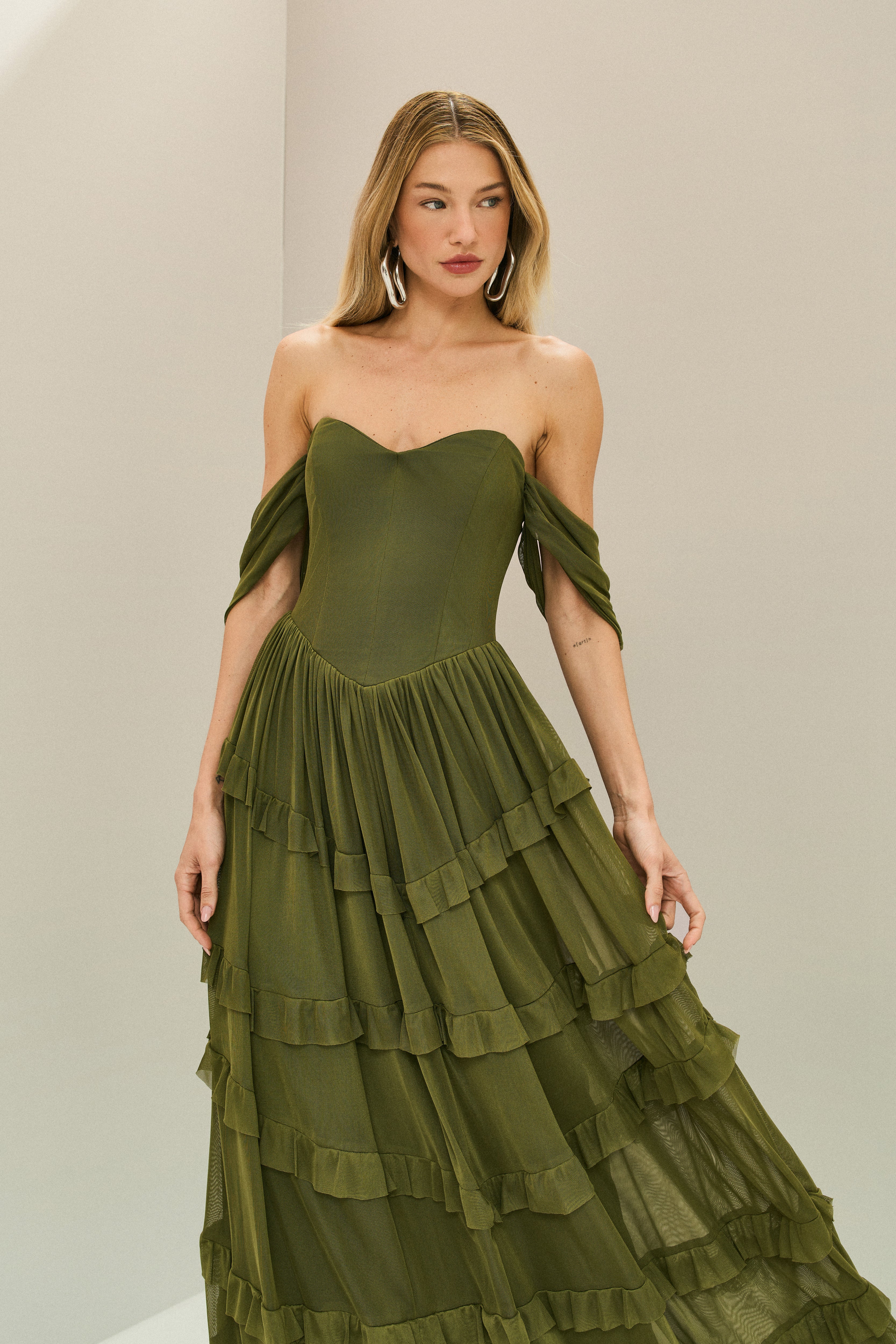 Vestido_Longo_em_Tule_com_Busto_Estruturado_Mangas_Caidas_e_Saia_em_Camadas_com_Babados_Bari_Verde_Oliva4.jpg