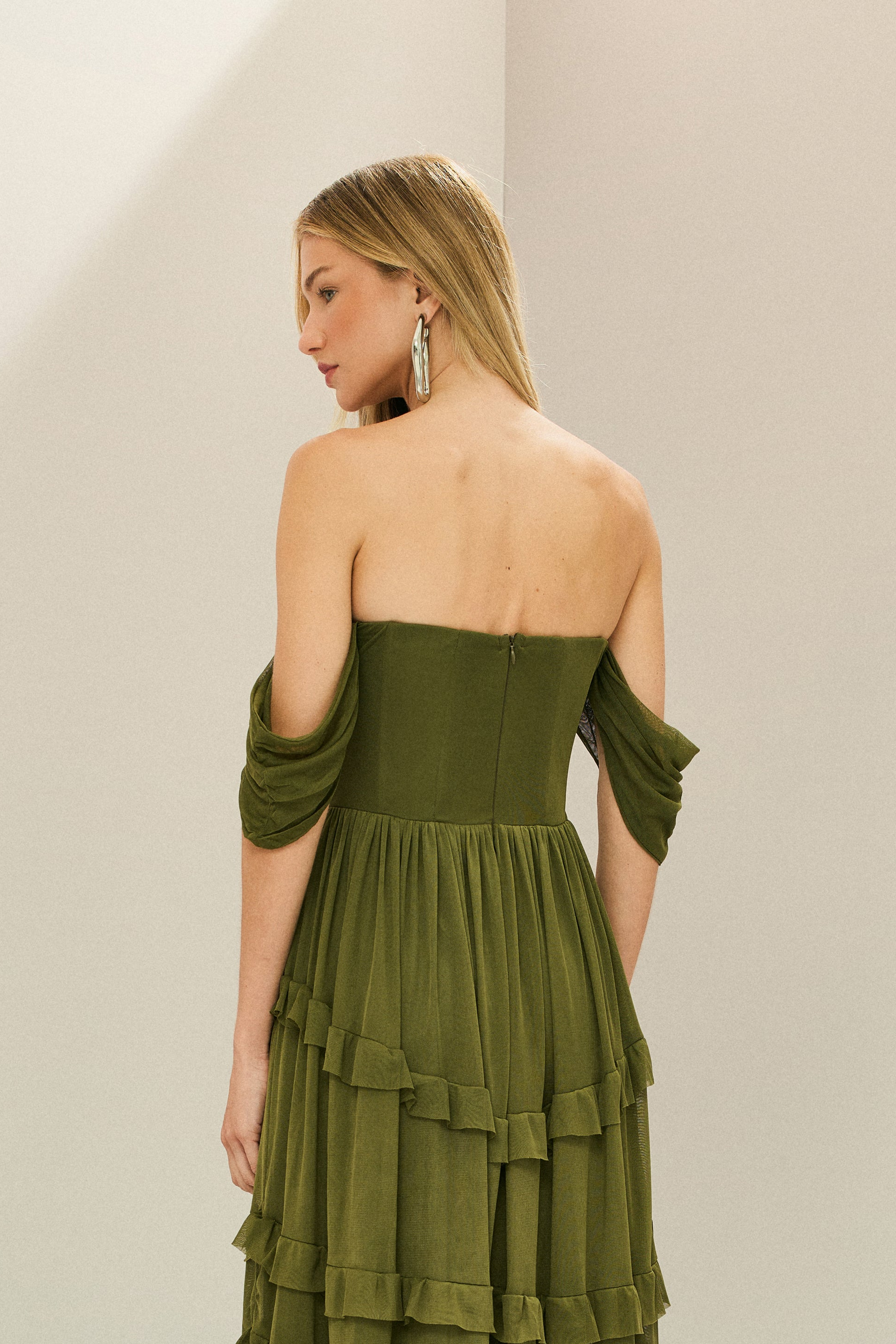 Vestido Longo em Tule com Busto Estruturado, Mangas Caídas e Saia em Camadas com Babados - Bari Verde Oliva