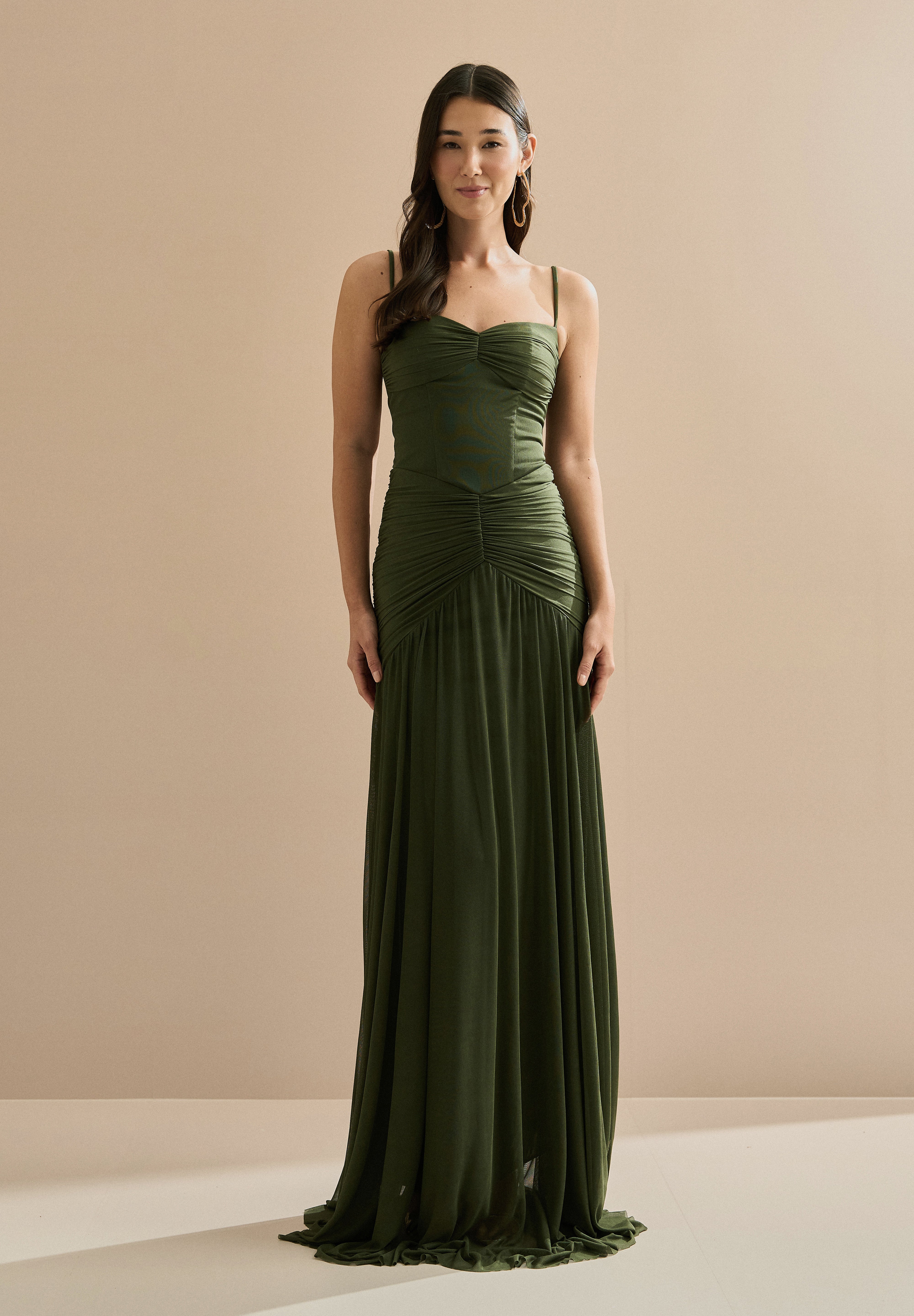 Vestido_Longo_em_Tule_com_Decote_Coracao_Alcas_Finas_e_Drapeado_no_Quadril_Nicaragua_Verde_Oliva_Escuro3.jpg