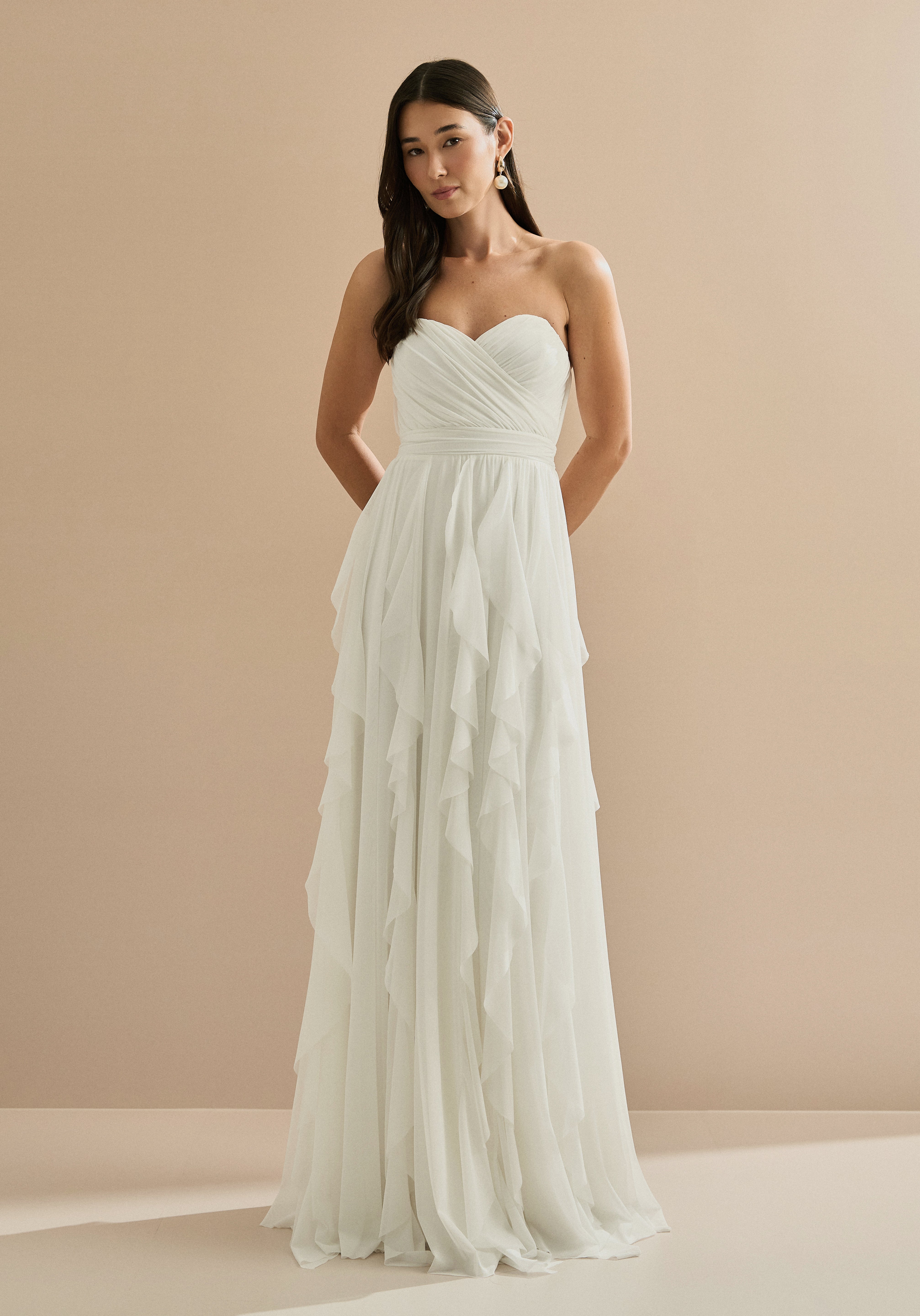 Vestido Longo em Tule com Decote Coração Franzido, Sem Alças e Saia Volumosa com Babados em Cascata - Luce Off White