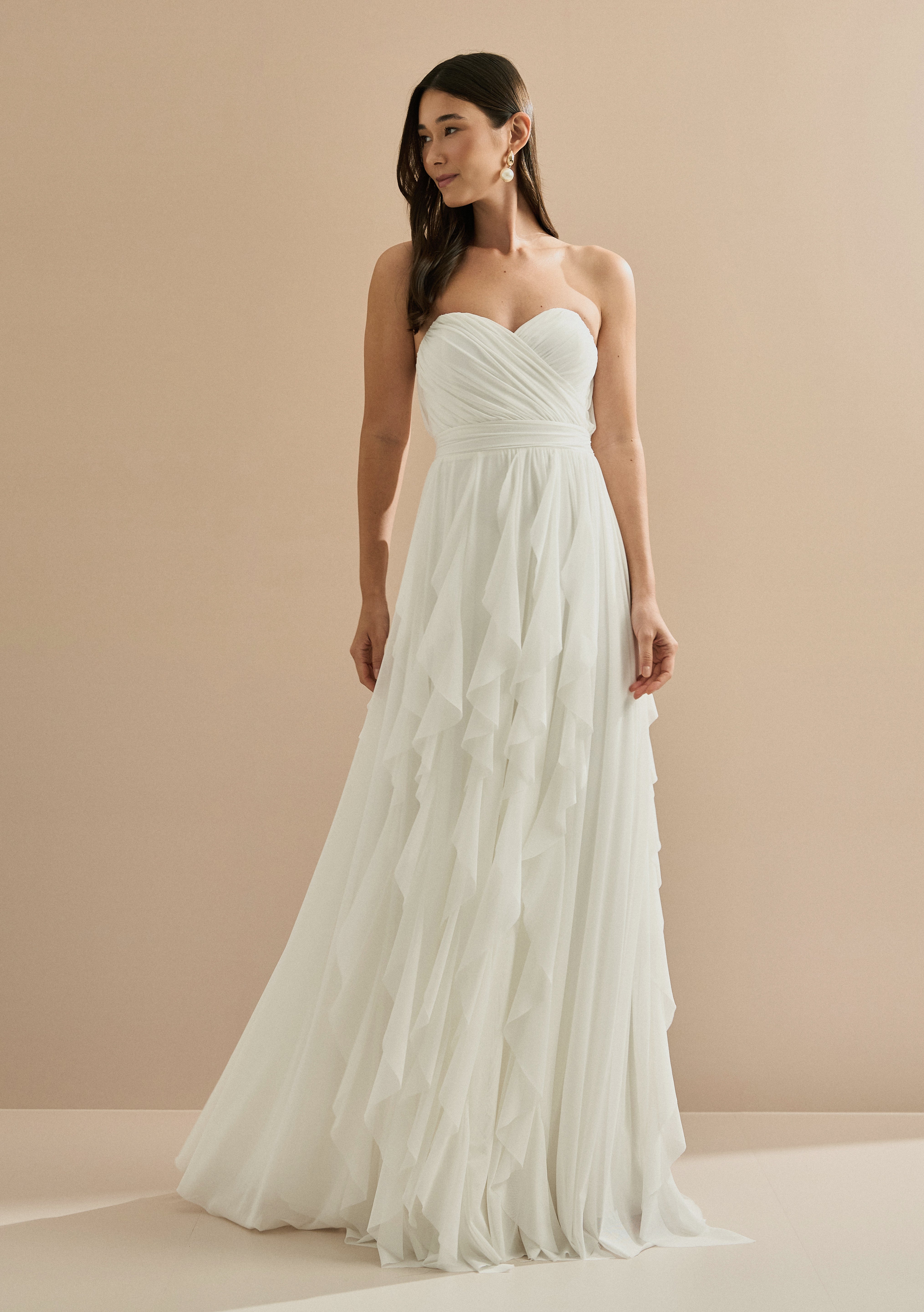 Vestido Longo em Tule com Decote Coração Franzido, Sem Alças e Saia Volumosa com Babados em Cascata - Luce Off White