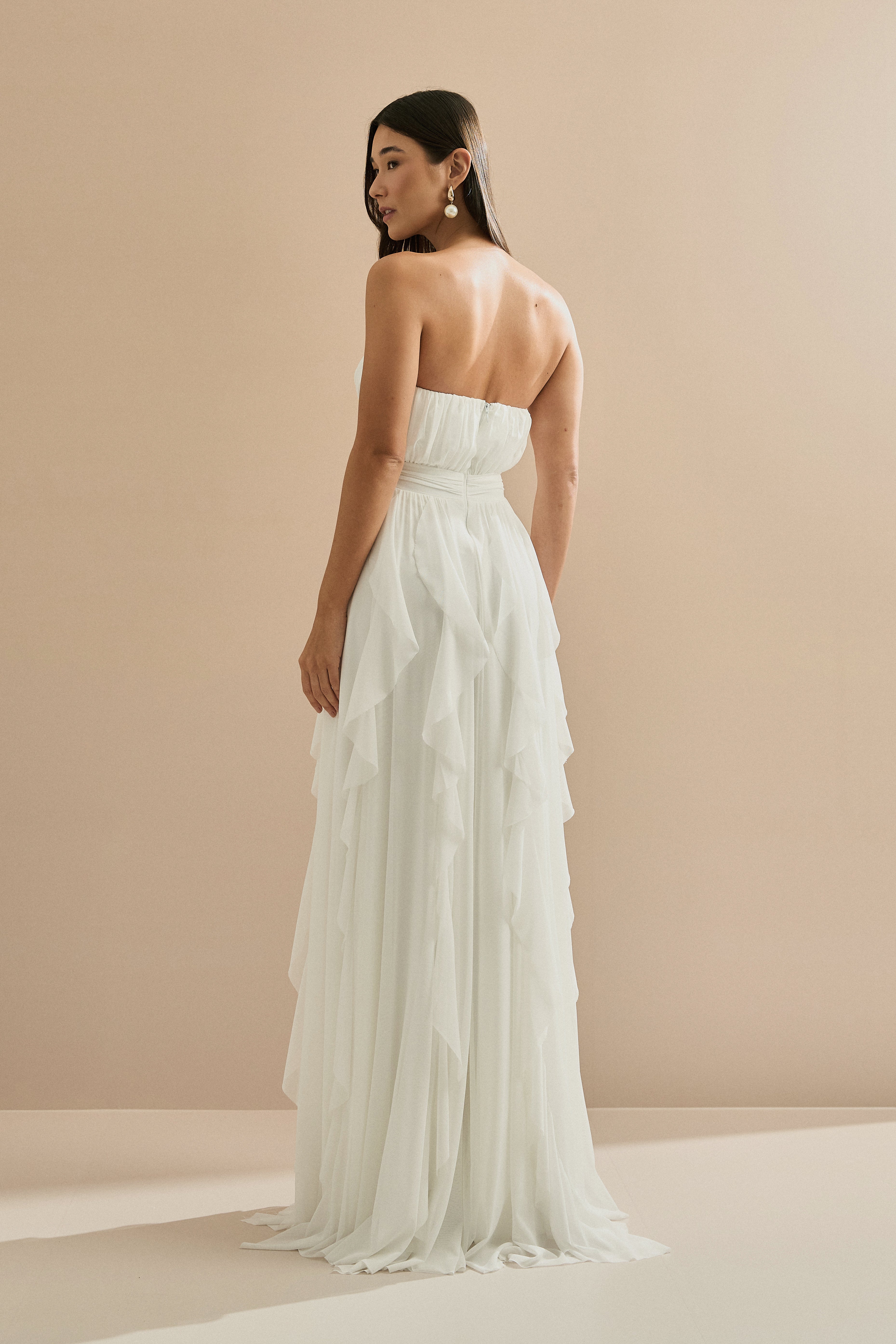 Vestido Longo em Tule com Decote Coração Franzido, Sem Alças e Saia Volumosa com Babados em Cascata - Luce Off White