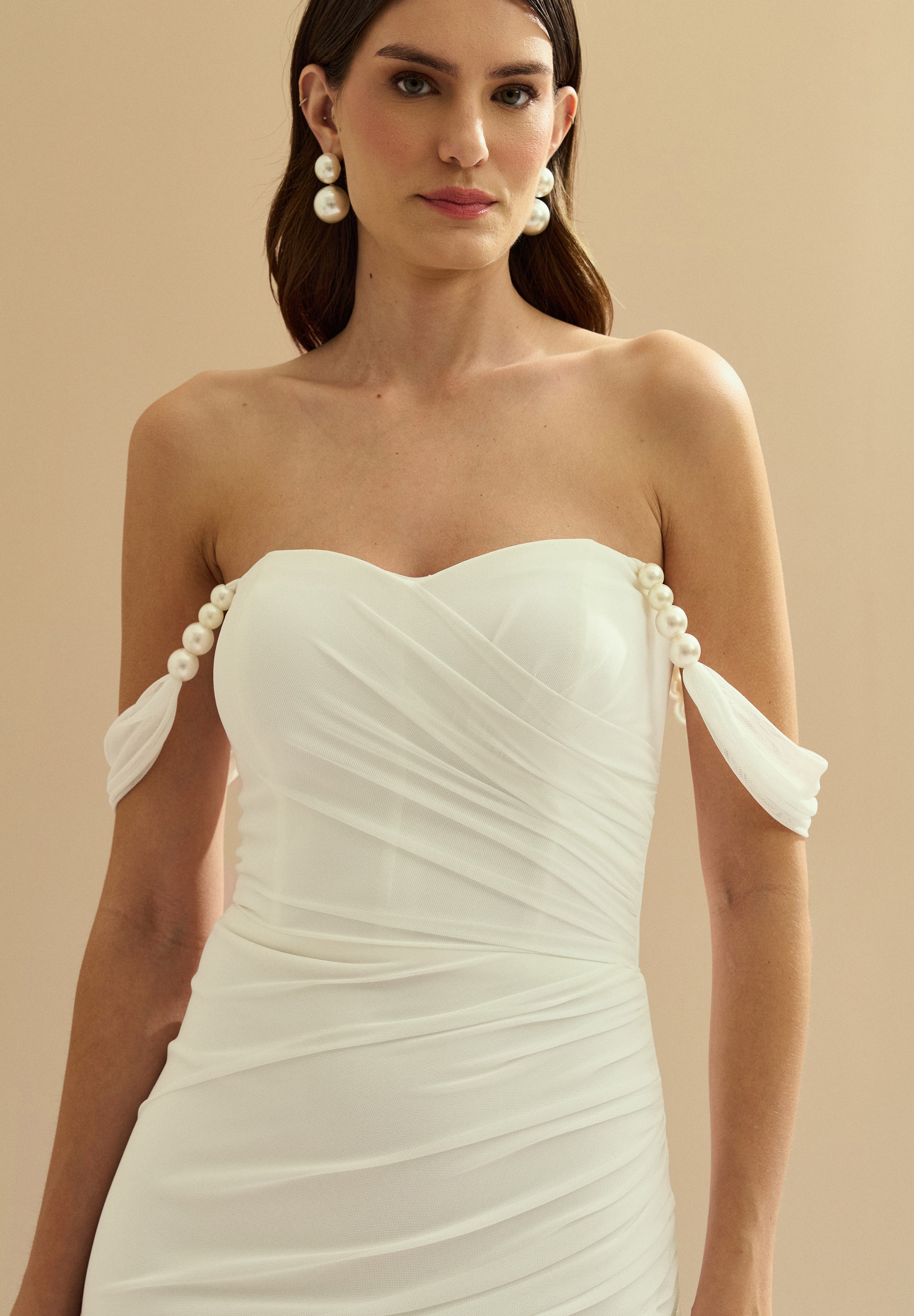 Vestido Longo em Tule com Decote Coração, Drapeado no Corpo, Shape Sereia e Mangas Caídas com Pérolas - Essência Off White