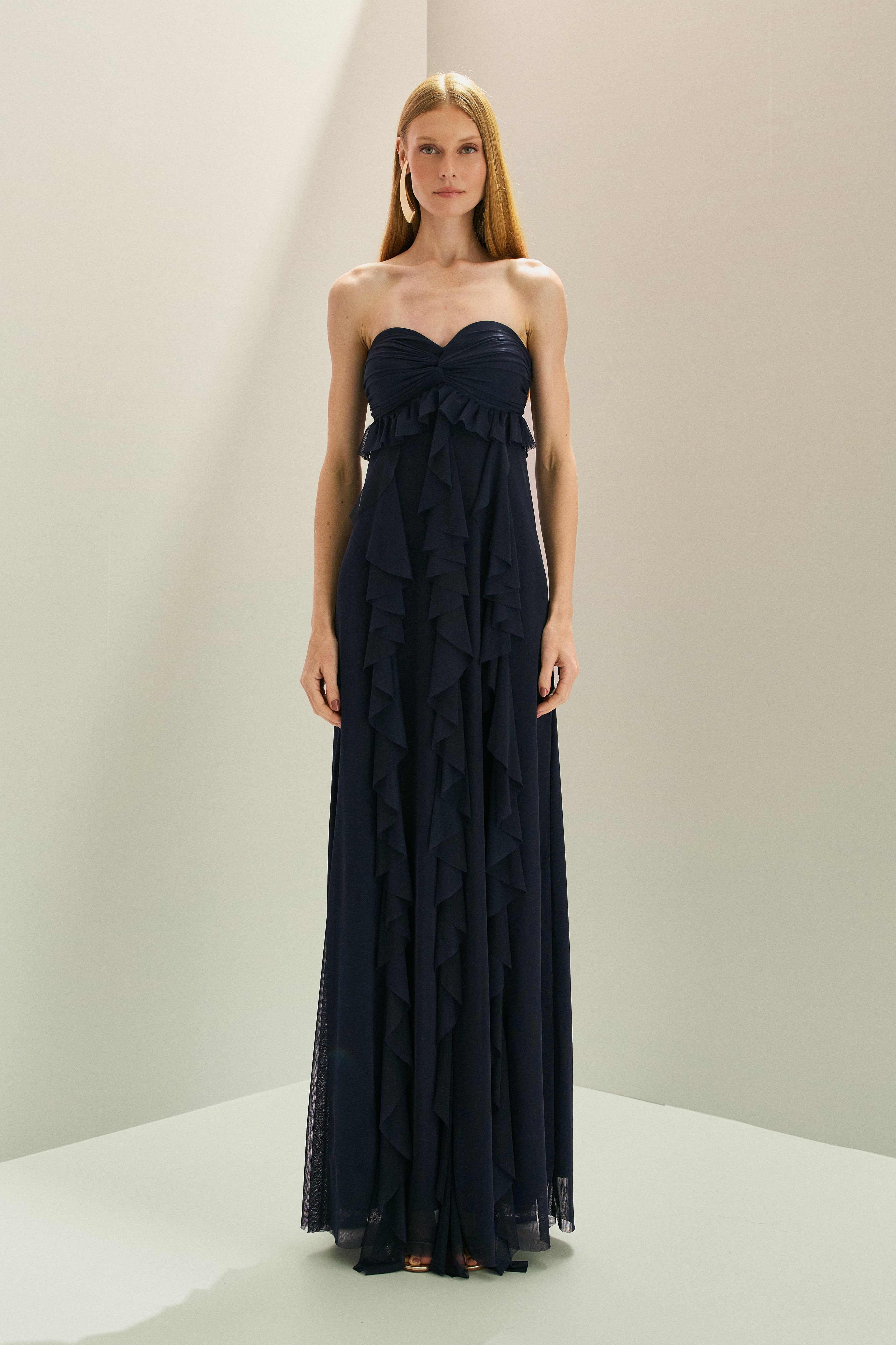 Vestido_Longo_em_Tule_com_Decote_Coracao_Sem_Alcas_Busto_Drapeado_Torcido_e_Saia_com_Babados_em_Cascata_Sardenha_Azul_Marinho1.jpg