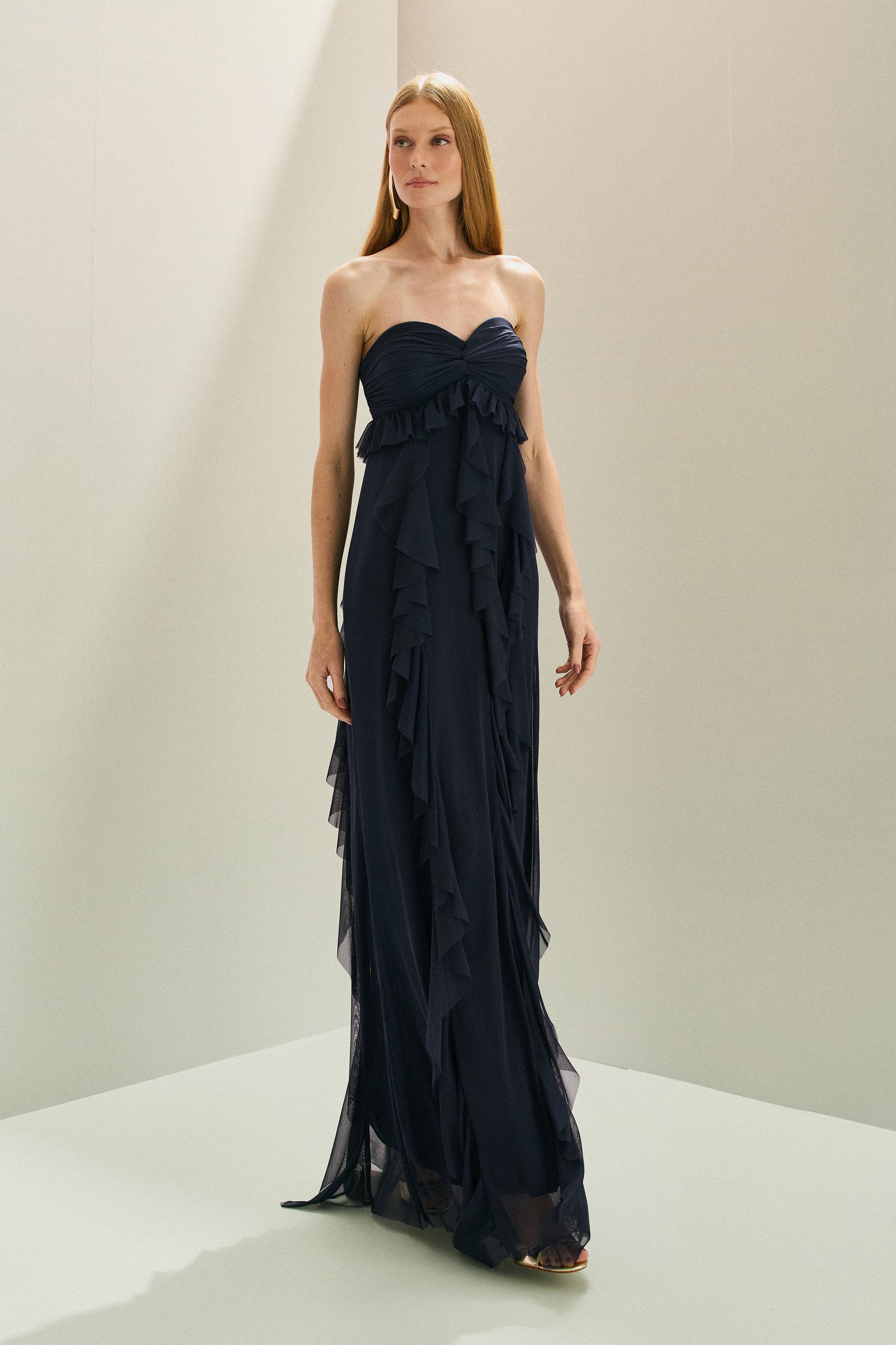 Vestido Longo em Tule com Decote Coração Sem Alças, Busto Drapeado Torcido e Saia com Babados em Cascata - Sardenha Azul Marinho