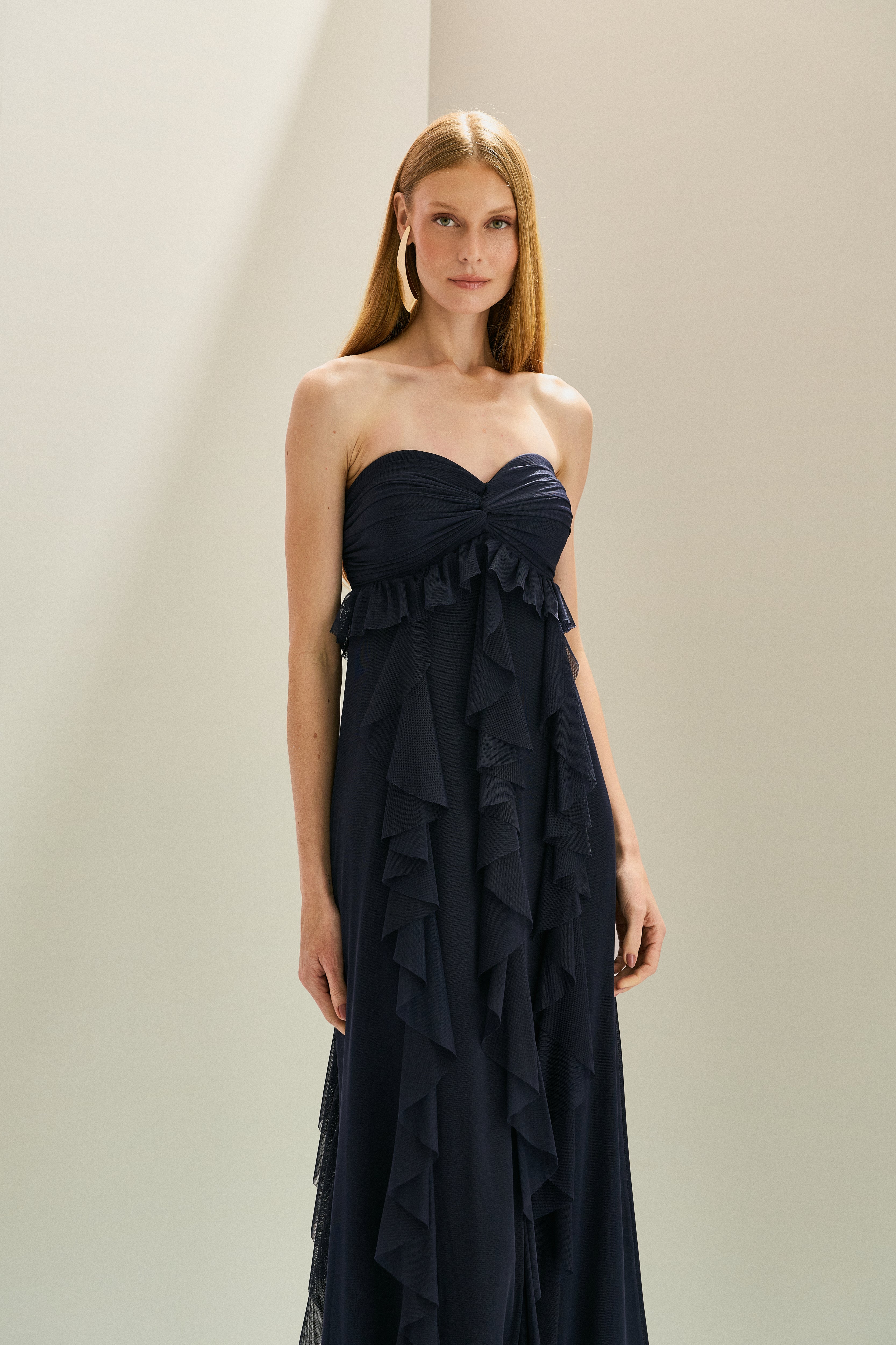 Vestido Longo em Tule com Decote Coração Sem Alças, Busto Drapeado Torcido e Saia com Babados em Cascata - Sardenha Azul Marinho